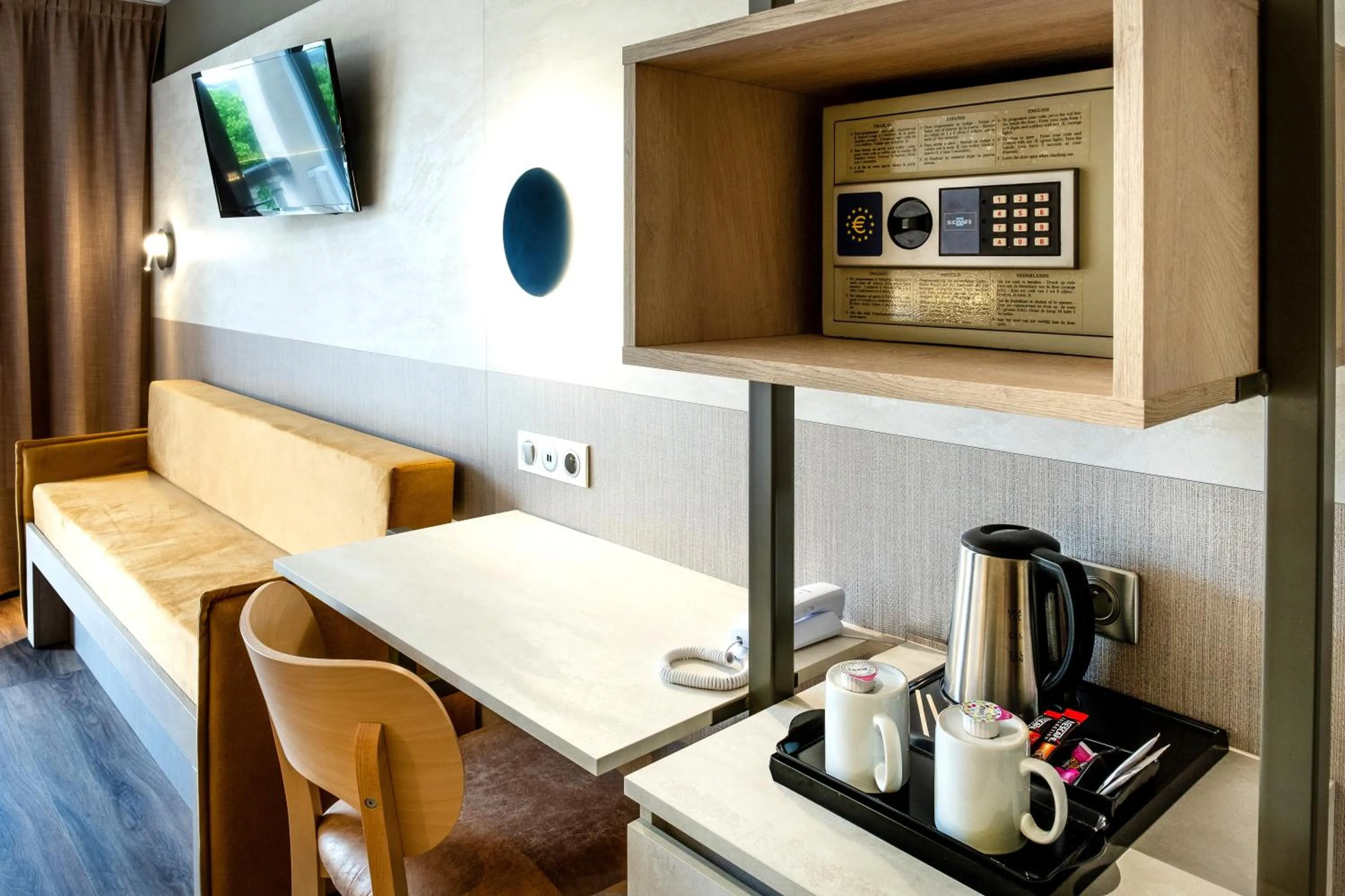 Coffee/tea facilities in Hôtel La Solitude