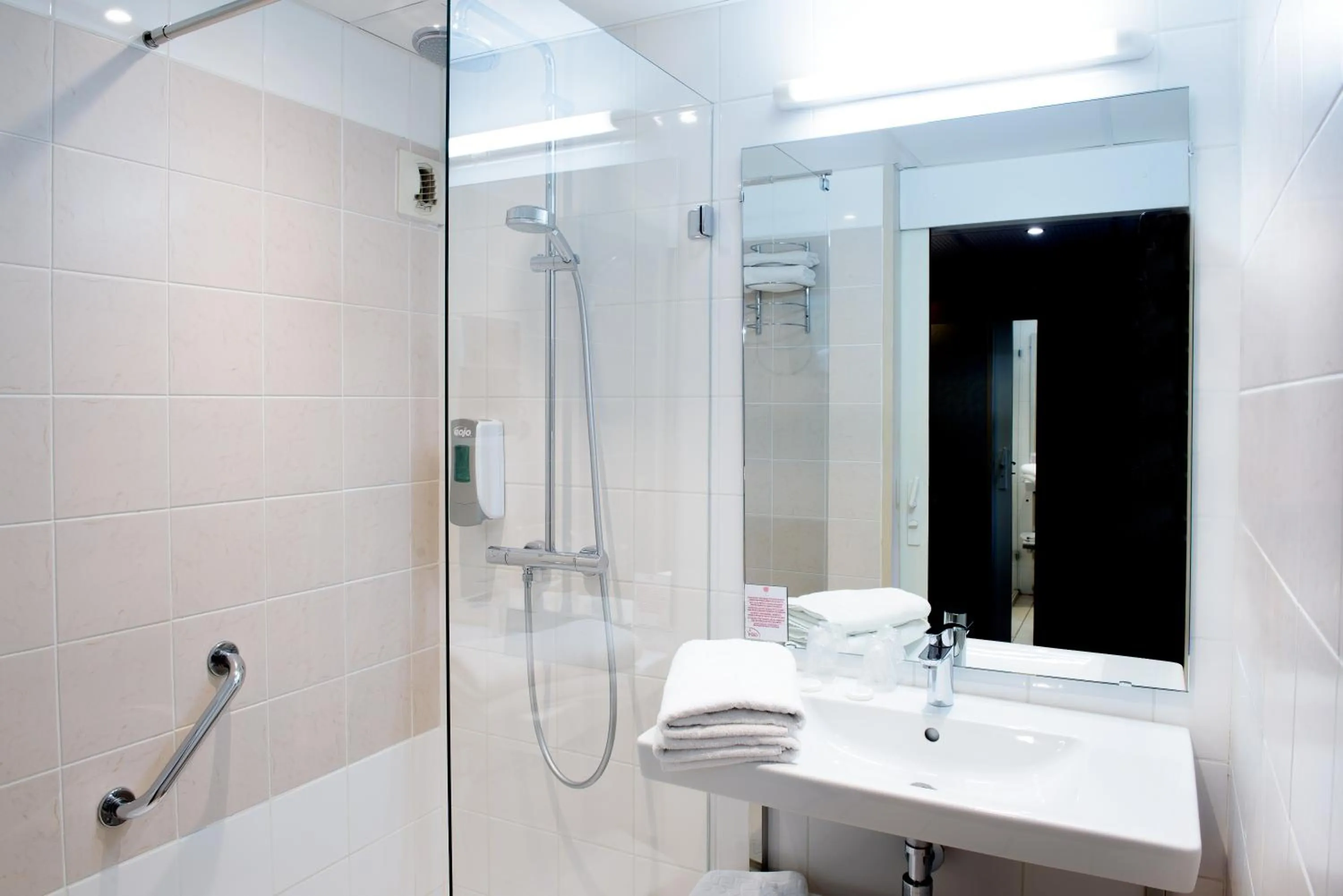 Shower in Hôtel La Solitude