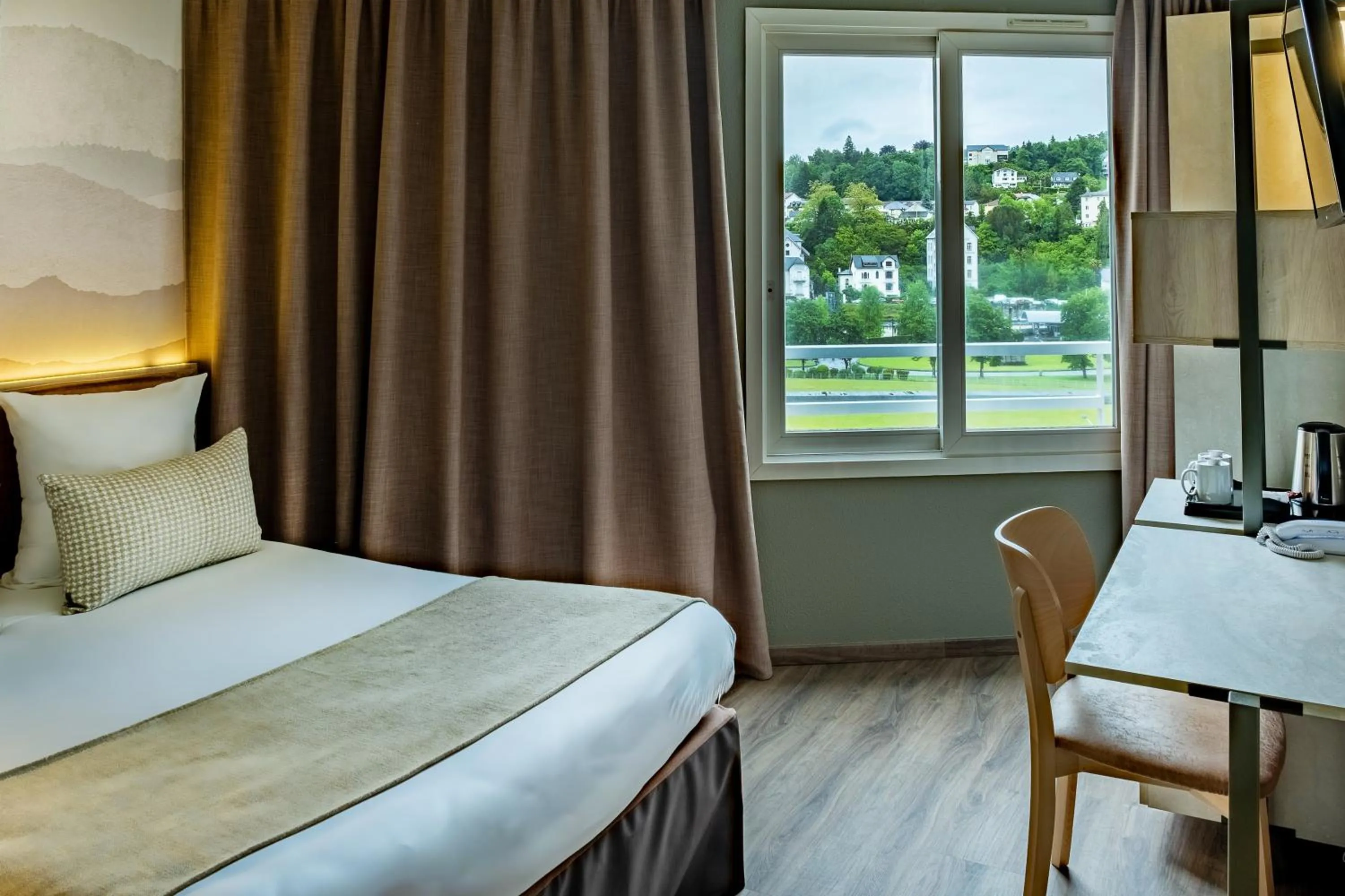 City view, Bed in Hôtel La Solitude