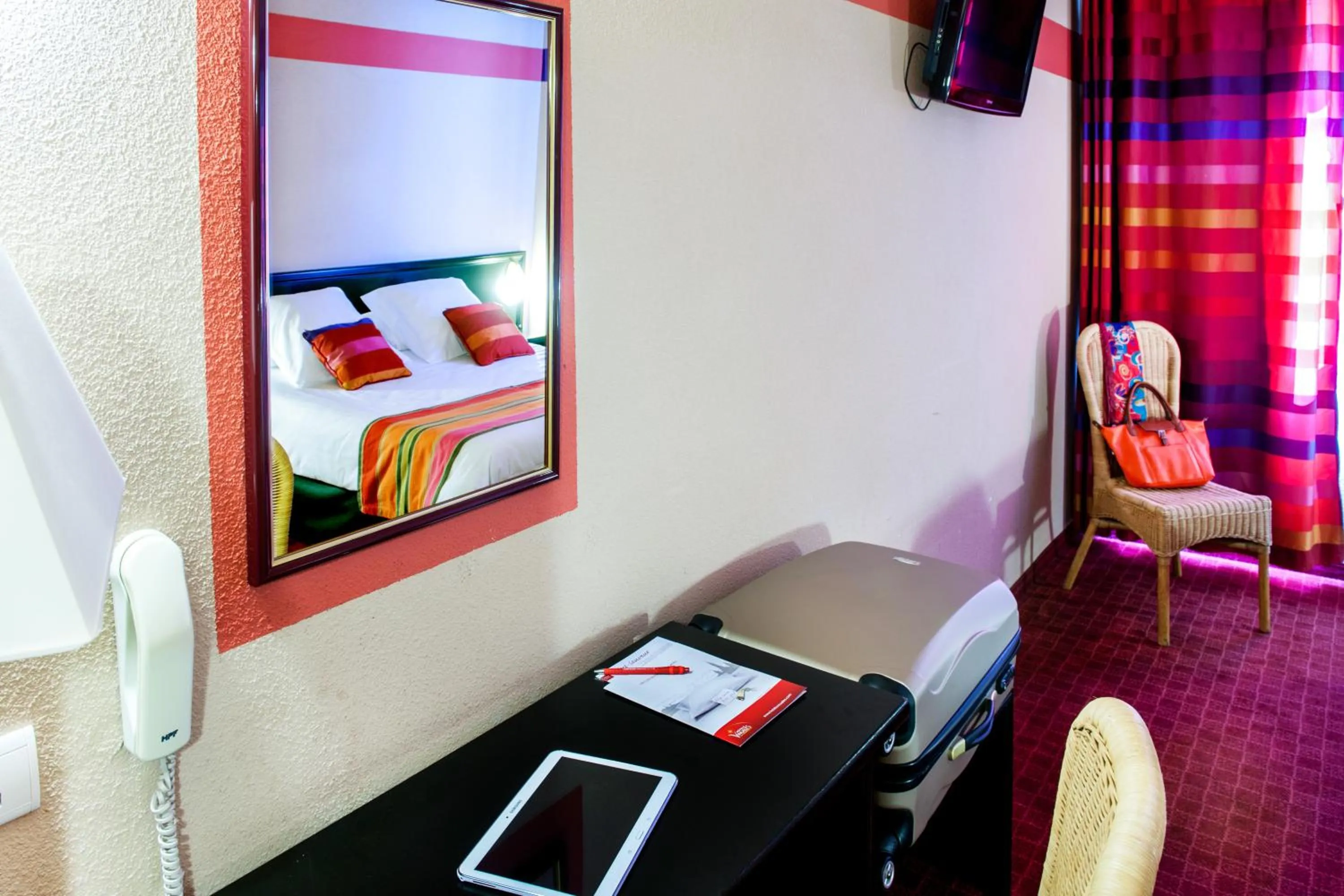 Seating area, Bed in Hôtel Saint Sauveur