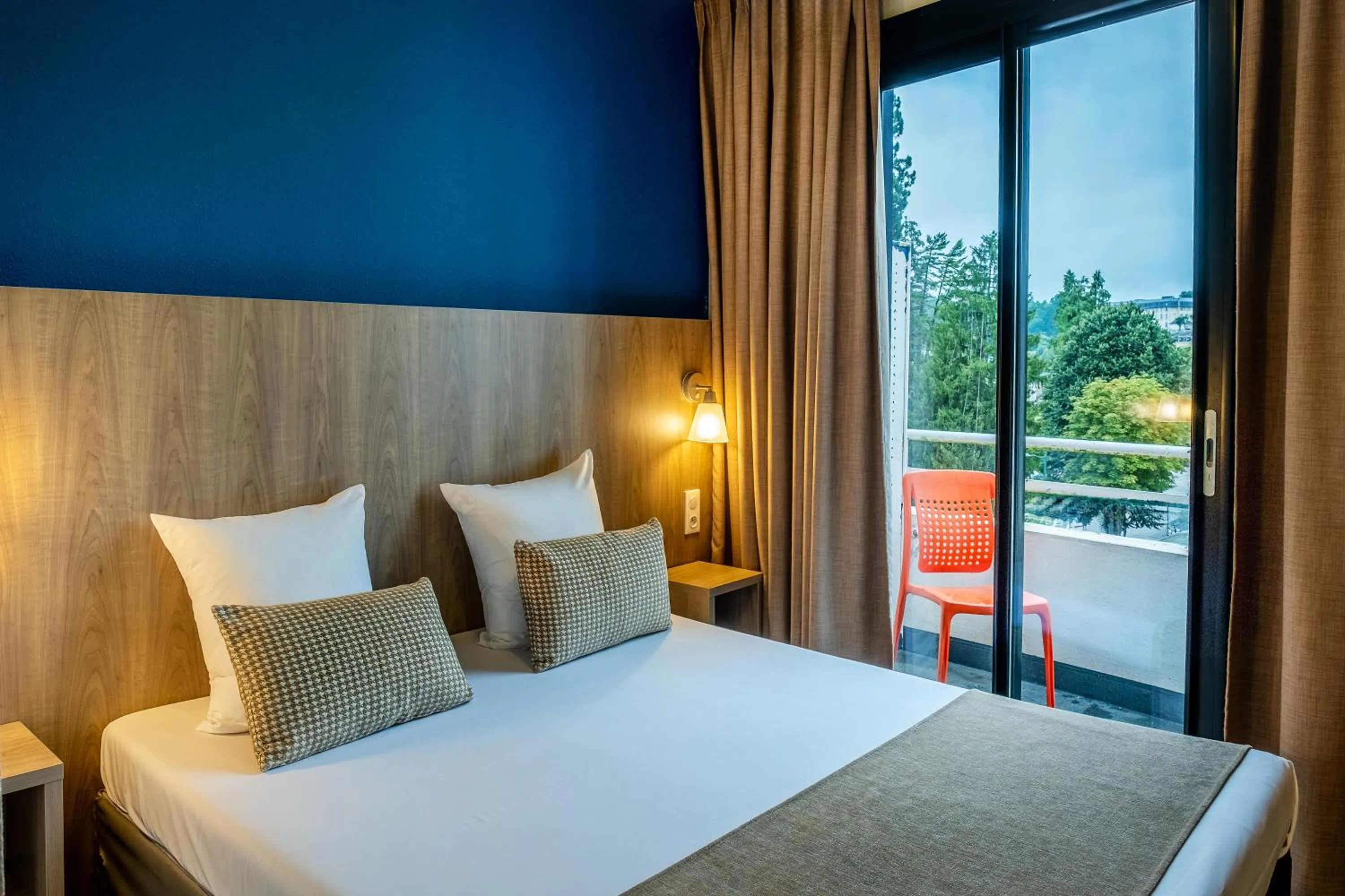 Coffee/tea facilities, Bed in Hôtel Panorama