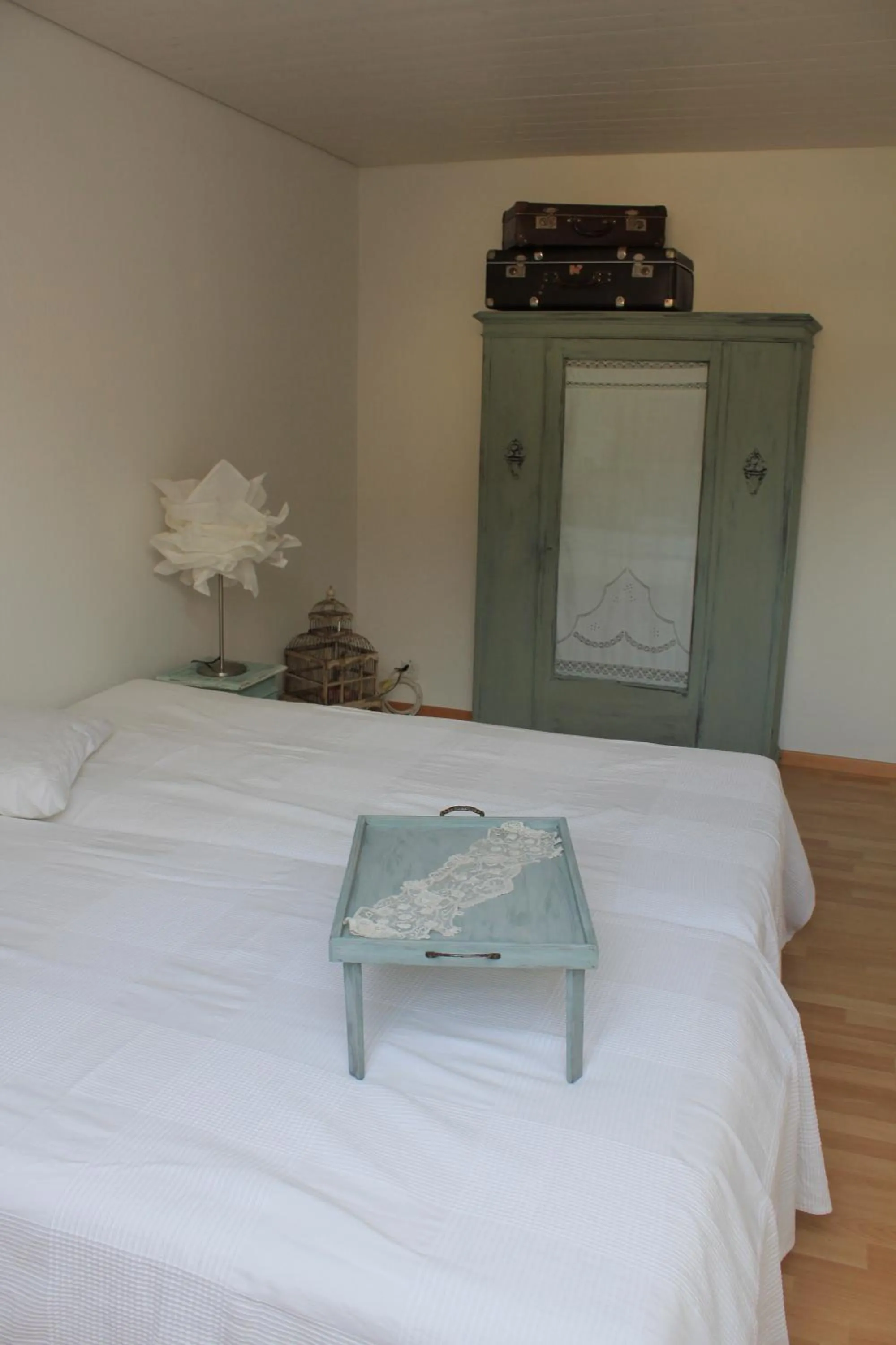 Photo of the whole room, Bed in Wohnzopf