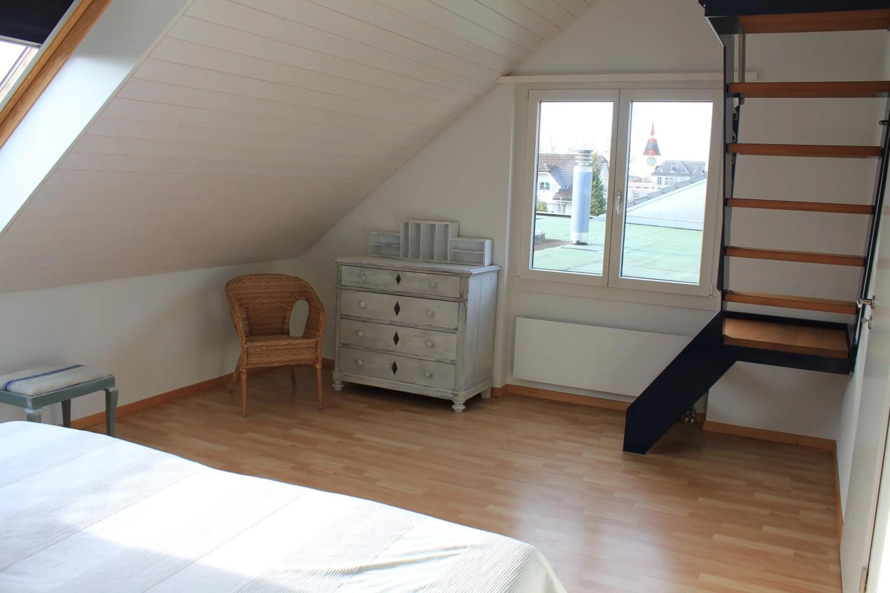 Photo of the whole room, Bed in Wohnzopf