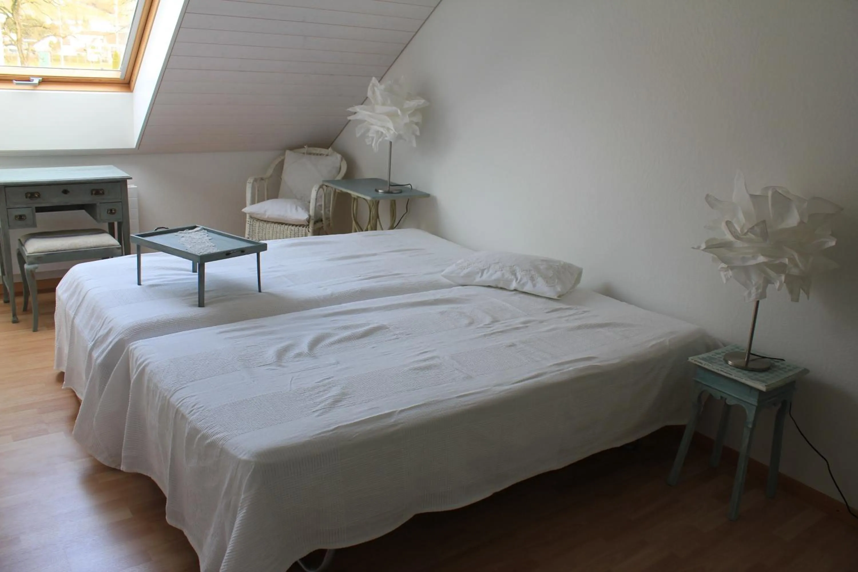 Photo of the whole room, Bed in Wohnzopf