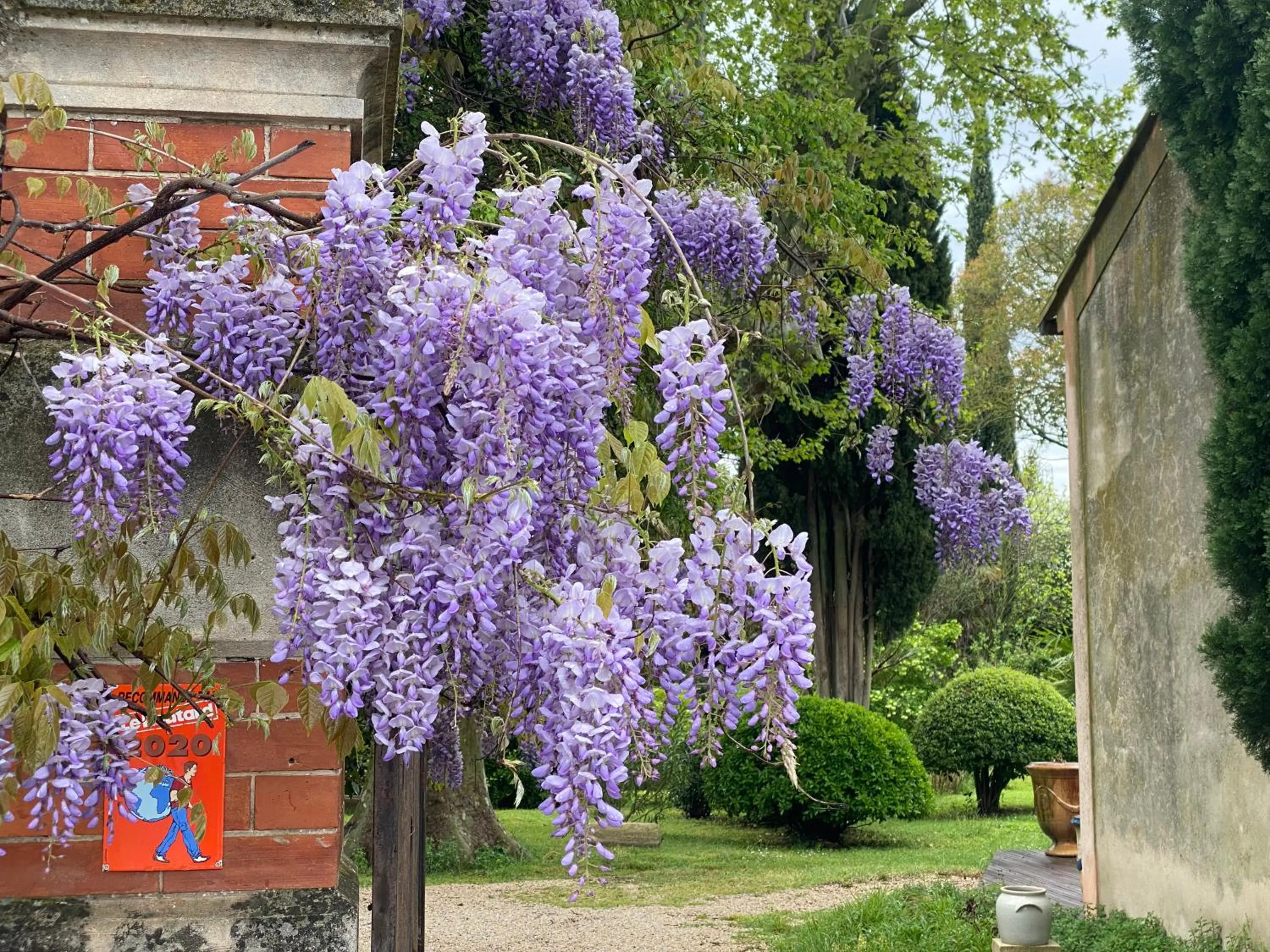 Facade/entrance in Le Mas Ferrand