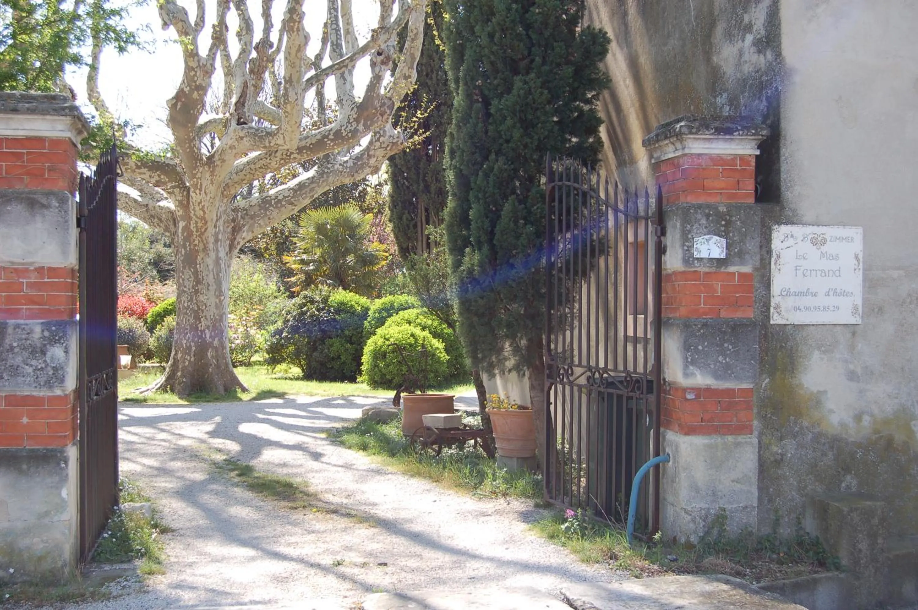 Facade/entrance in Le Mas Ferrand