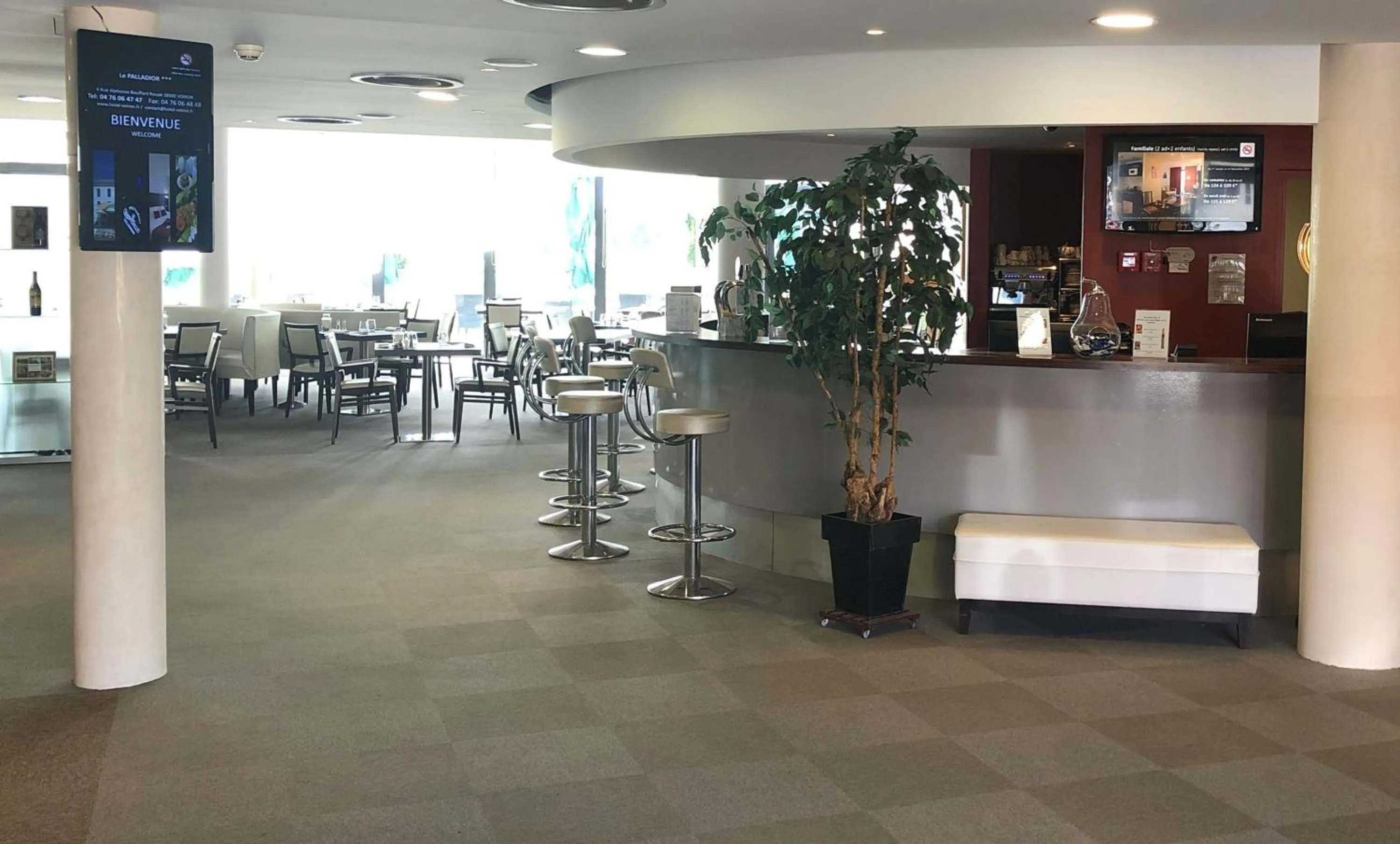 Lounge or bar in Hôtel Le Palladior Voiron