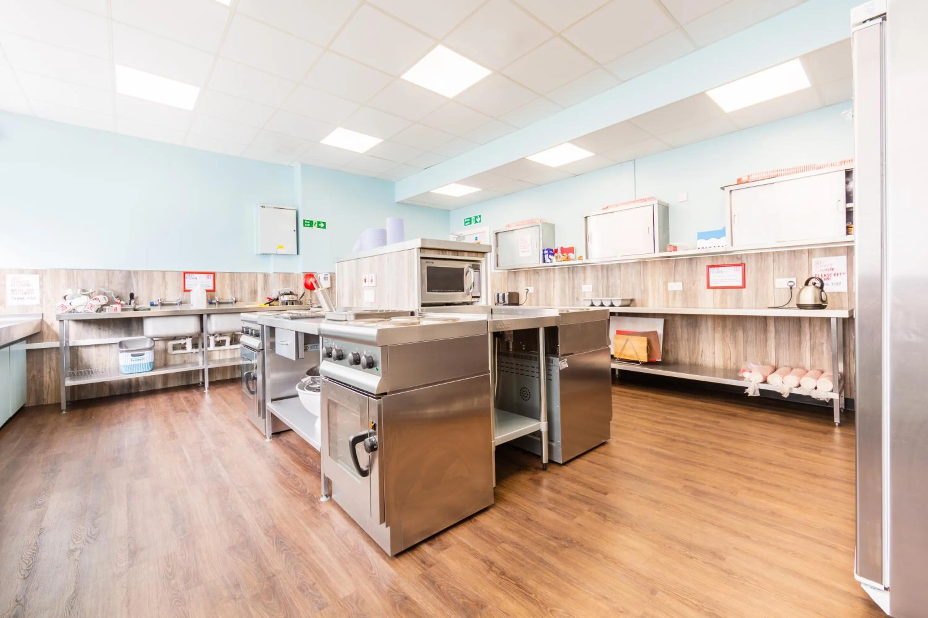 Communal kitchen, Kitchen/Kitchenette in Euro Hostel Glasgow