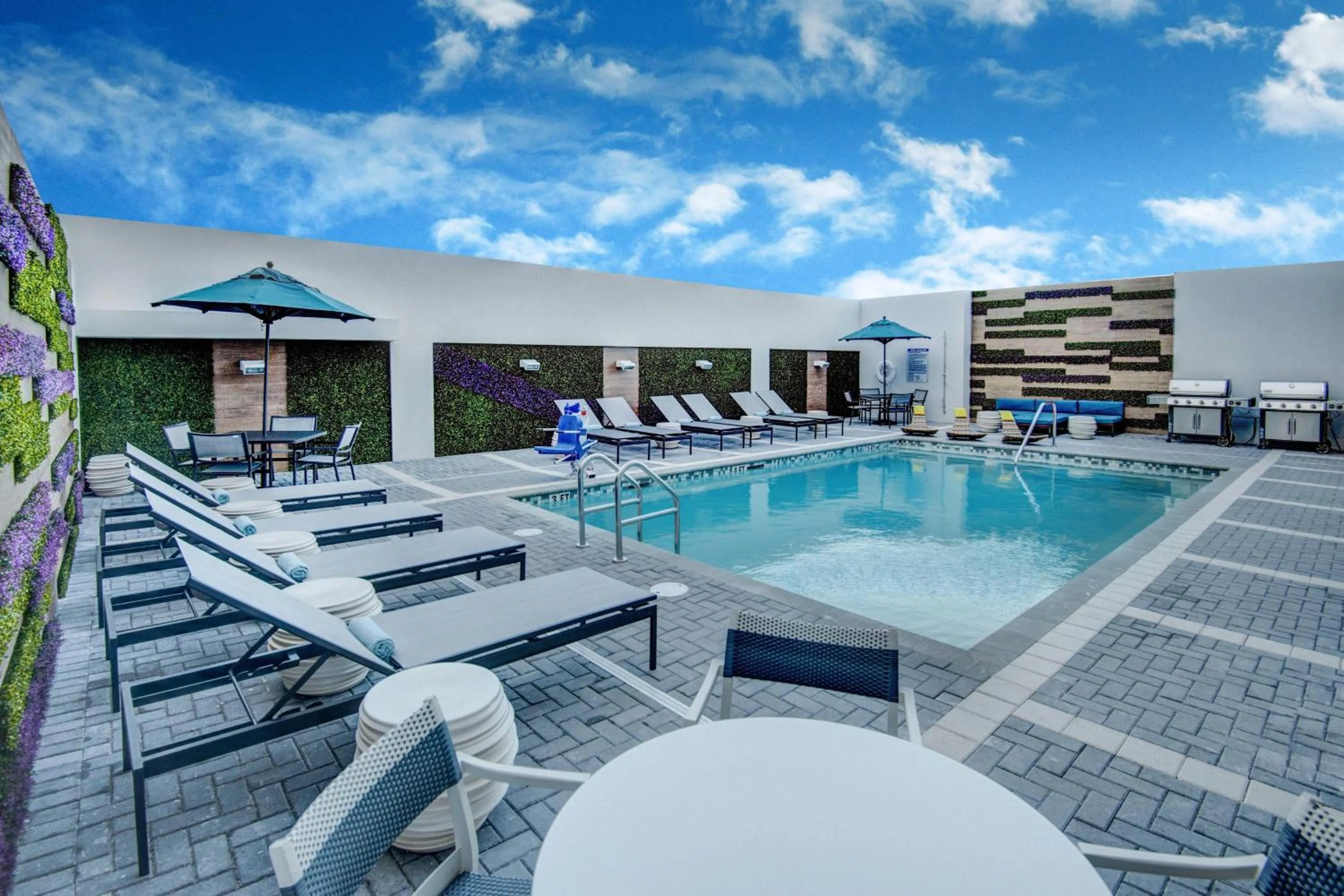 Swimming pool in TownePlace Suites by Marriott Miami Airport