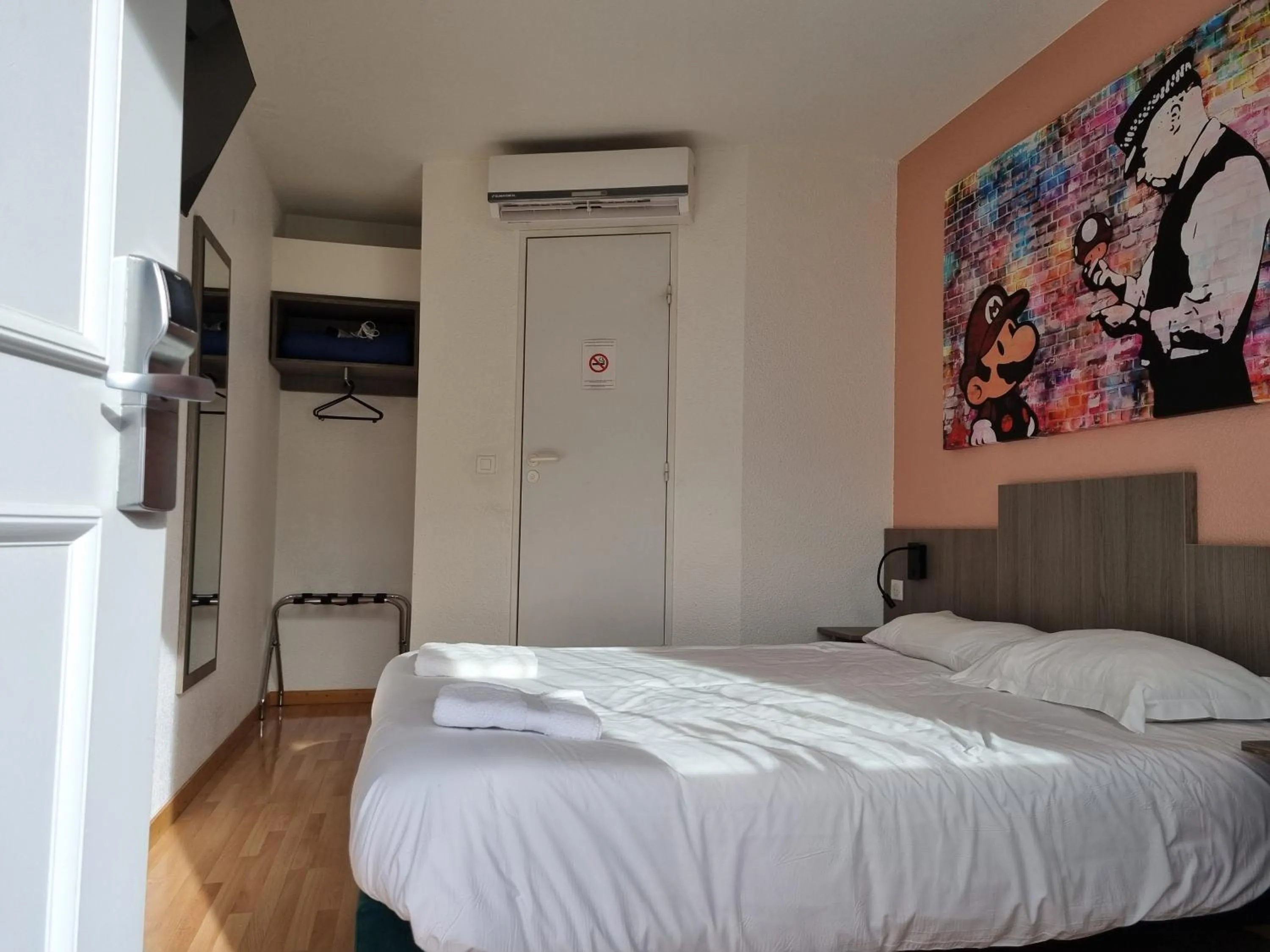 Fishing, Bed in The Originals Access, Hôtel Le Lutéa