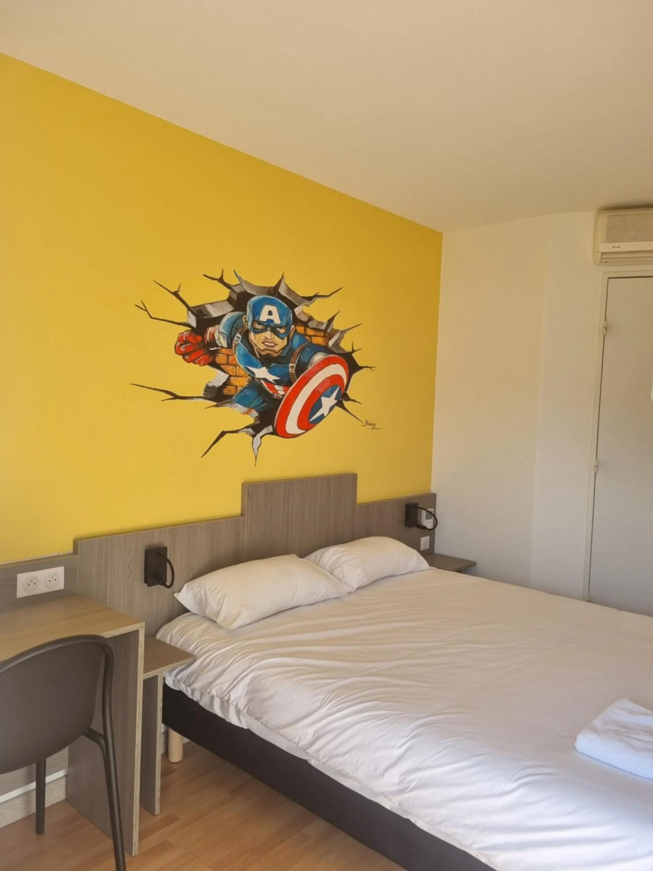 Bed in The Originals Access, Hôtel Le Lutéa