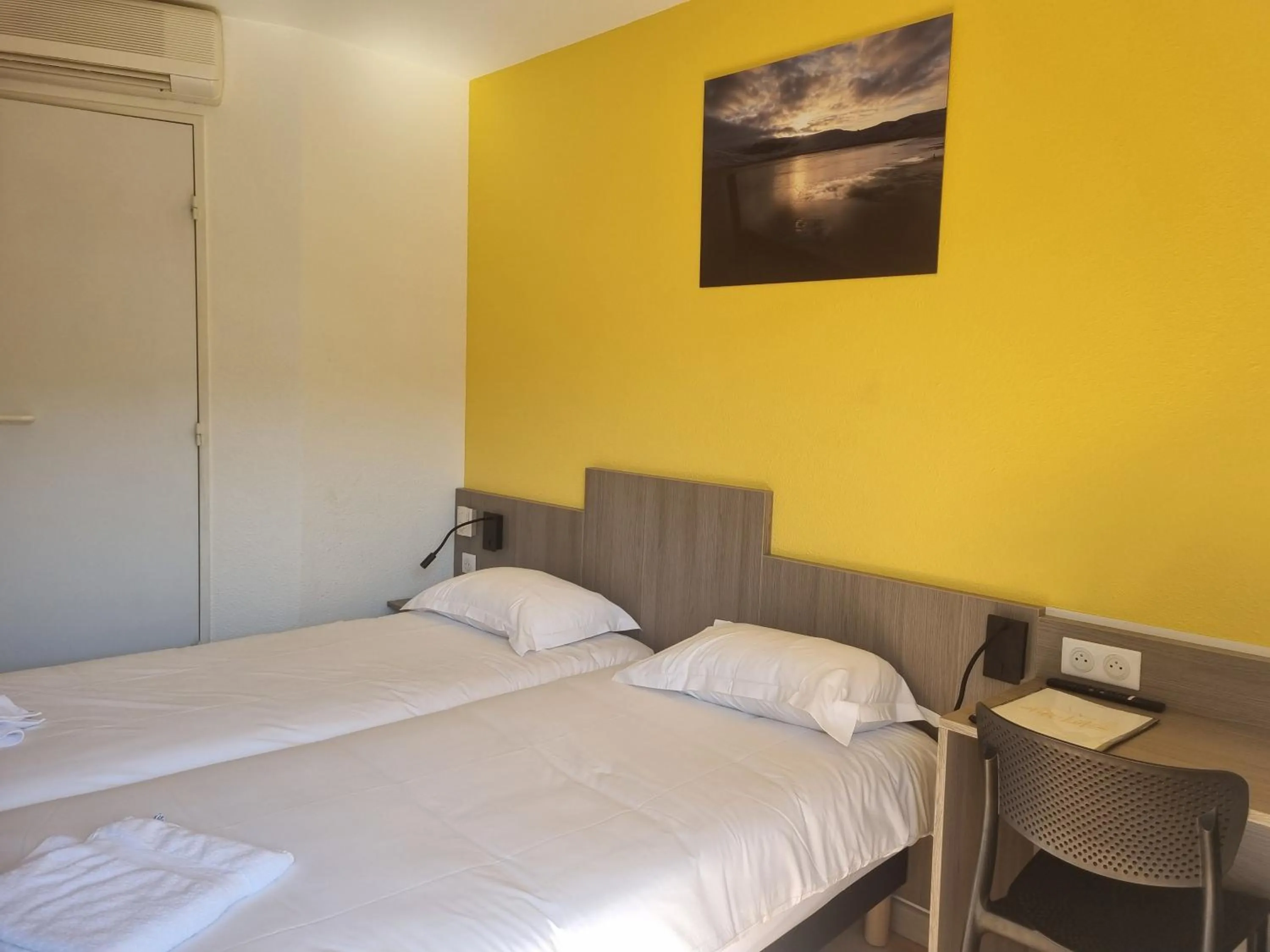 Bed in The Originals Access, Hôtel Le Lutéa