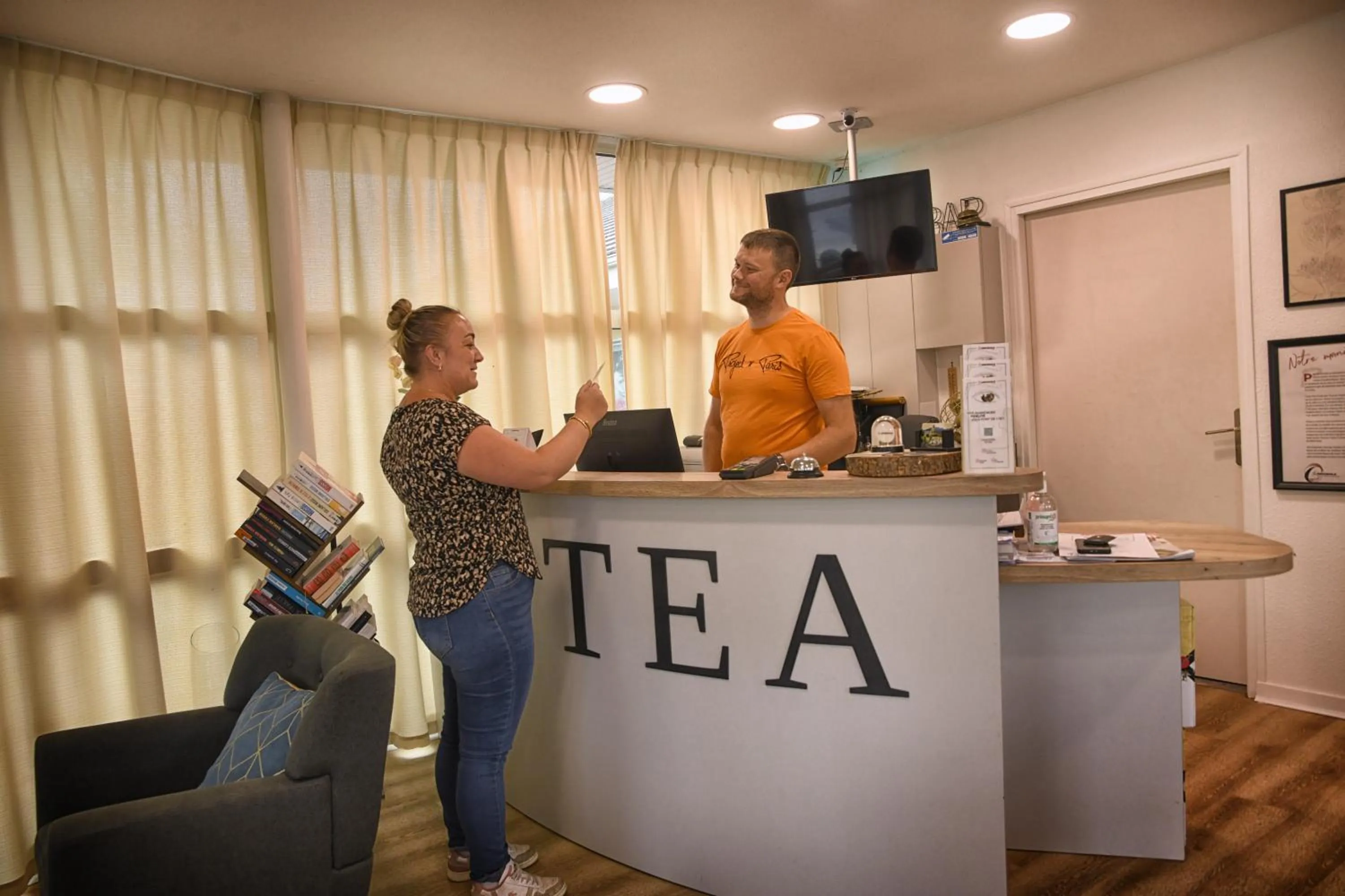 Lobby or reception in The Originals Access, Hôtel Le Lutéa