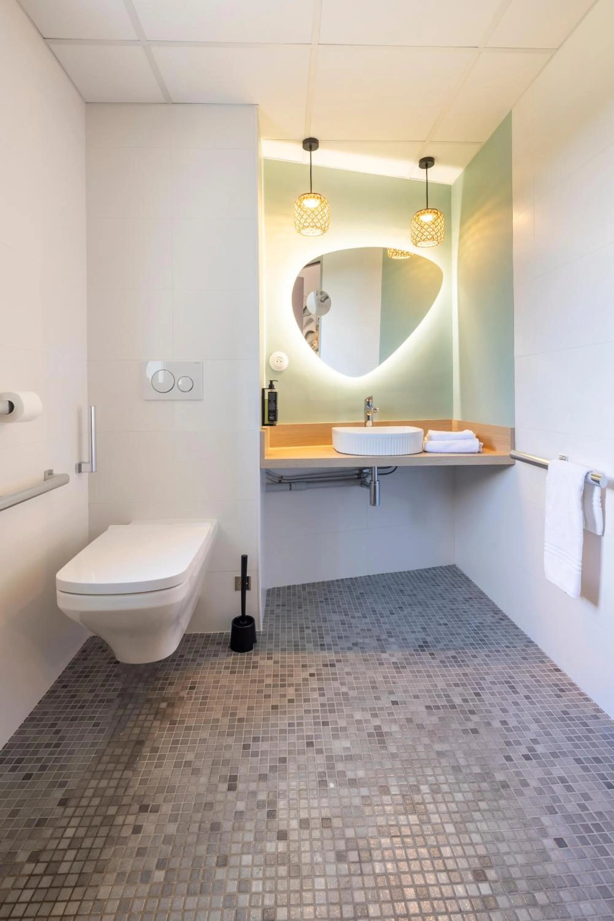 Bathroom in ibis Styles Pontivy centre Bretagne