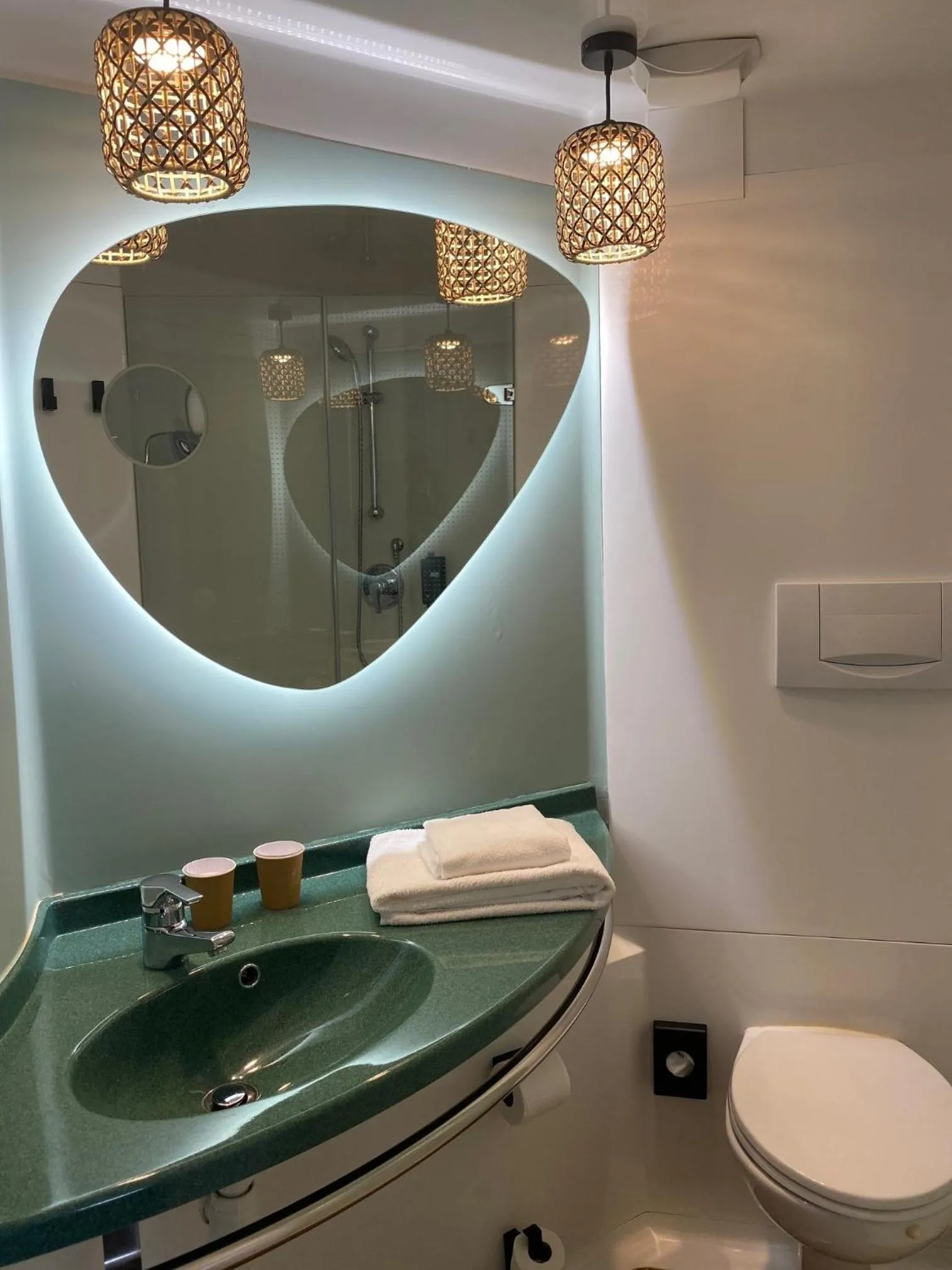 Bathroom in ibis Styles Pontivy centre Bretagne