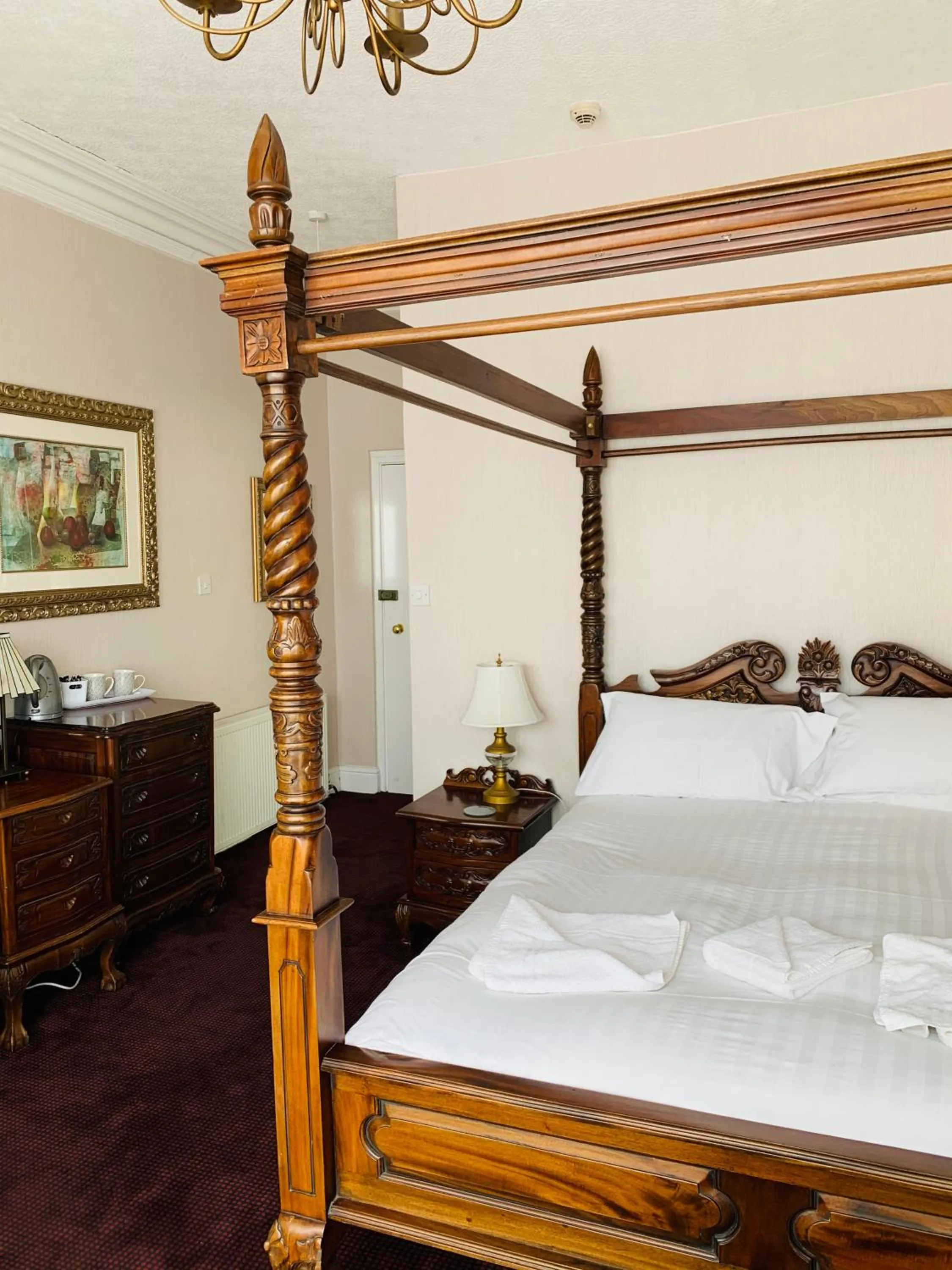Luxury Four-Poster Room (Front) in Bella Vista