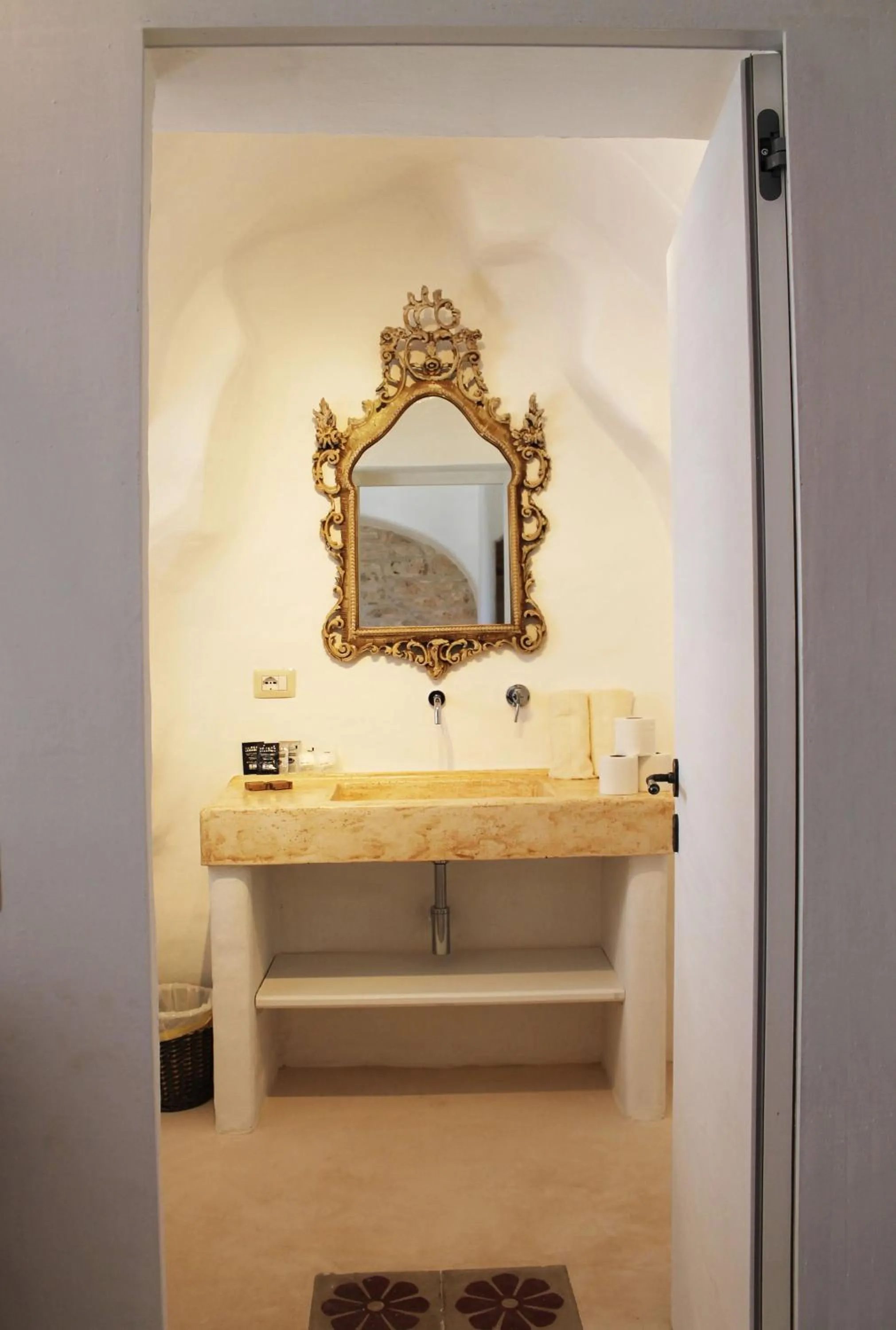Bathroom in Palazzo Camarda B&B