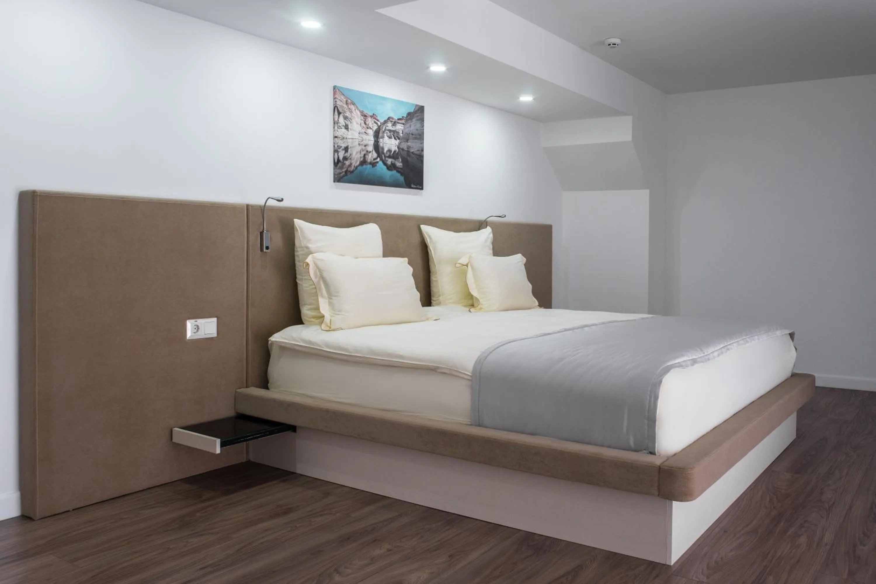 Photo of the whole room, Bed in Marlin
