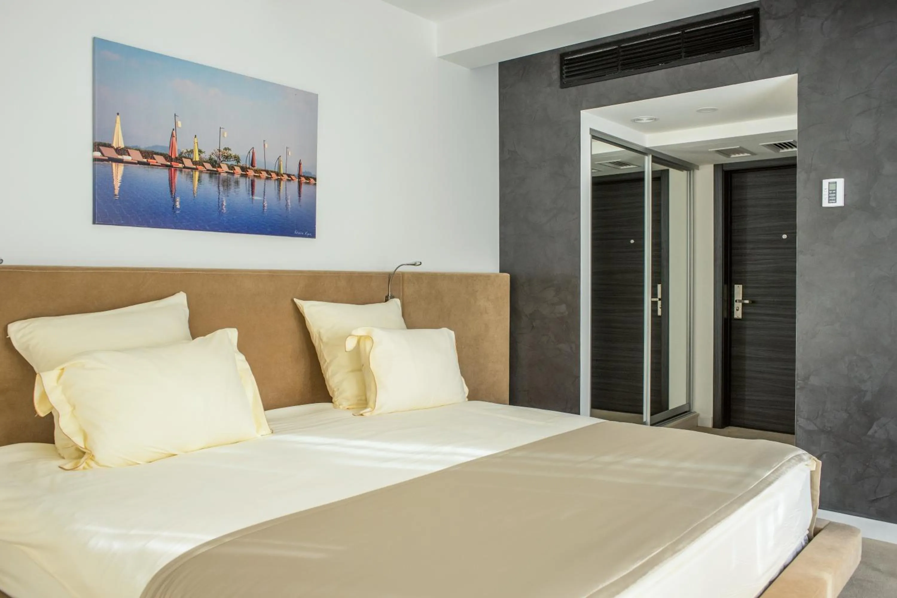 Photo of the whole room, Bed in Marlin