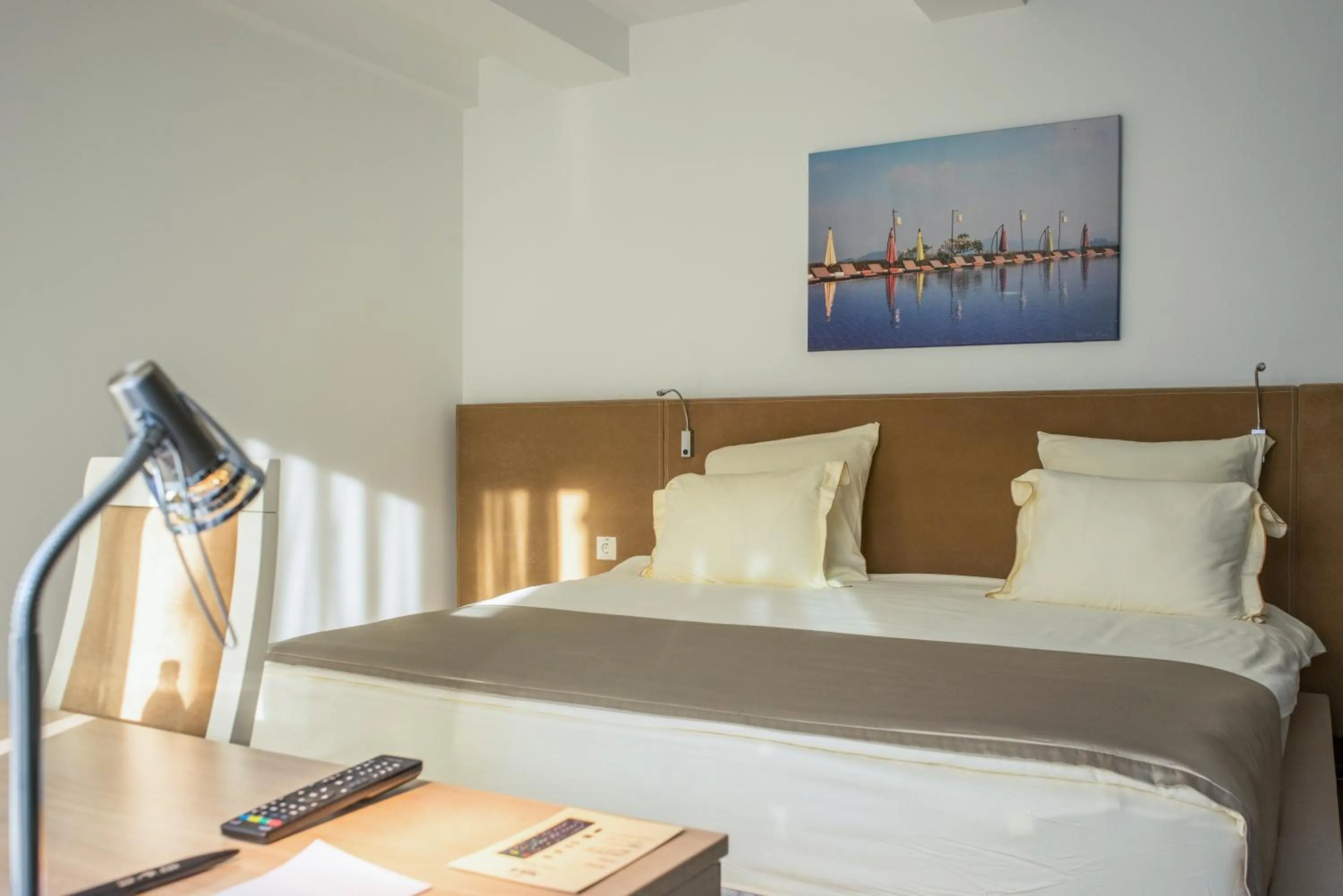 Photo of the whole room, Bed in Marlin