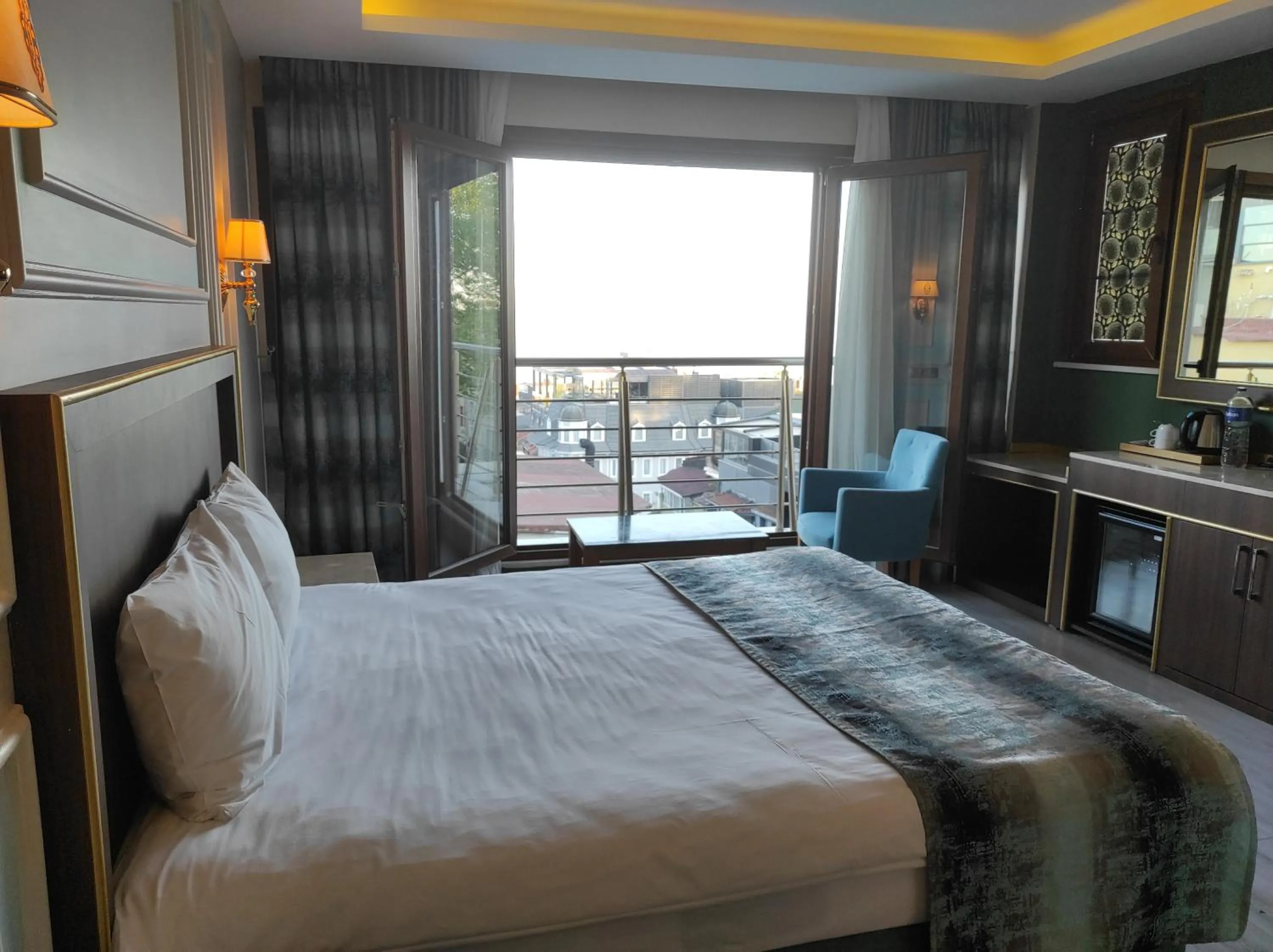 Photo of the whole room, Bed in Magnaura House Hotel