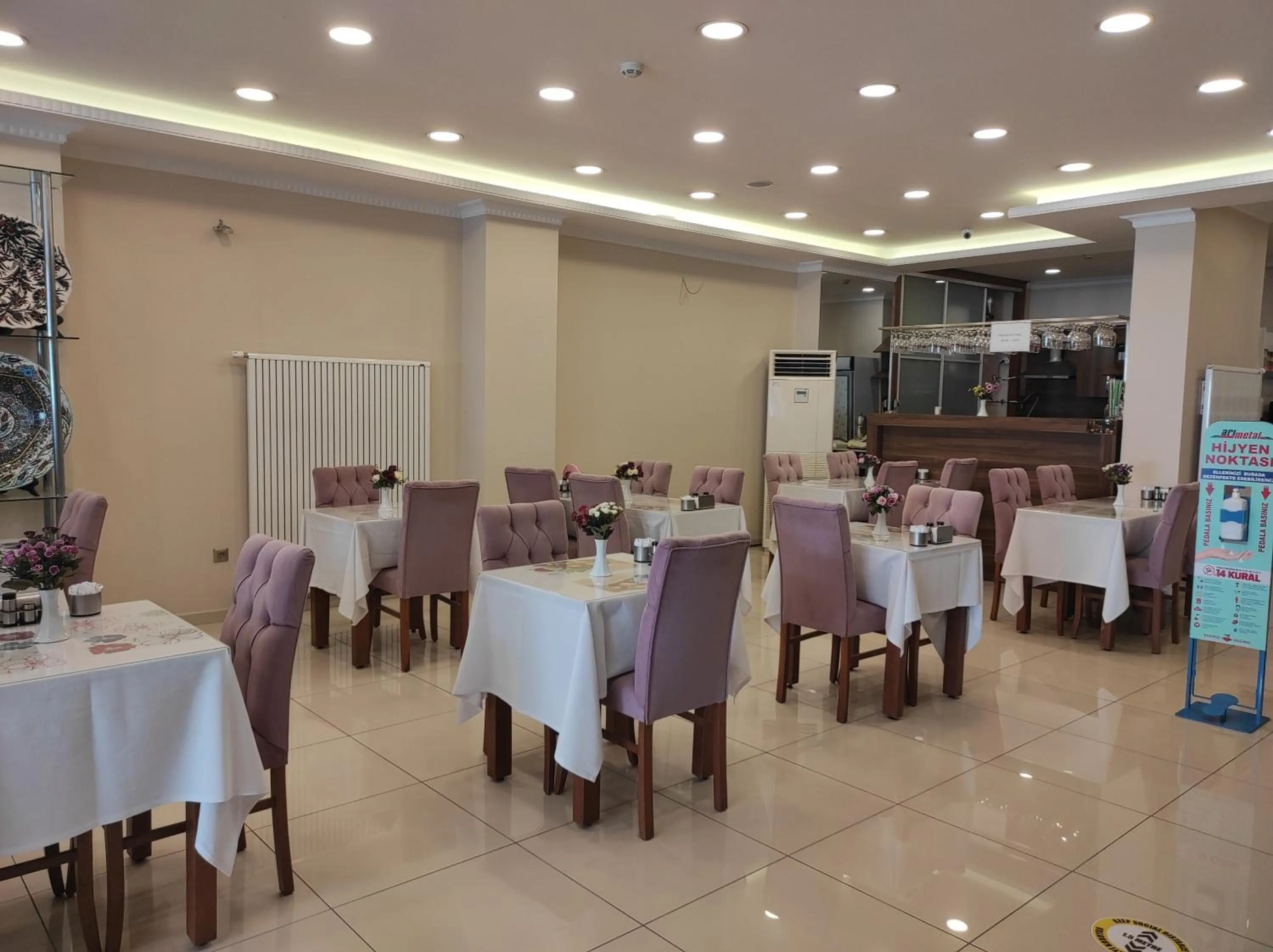 Restaurant/places to eat in Magnaura House Hotel