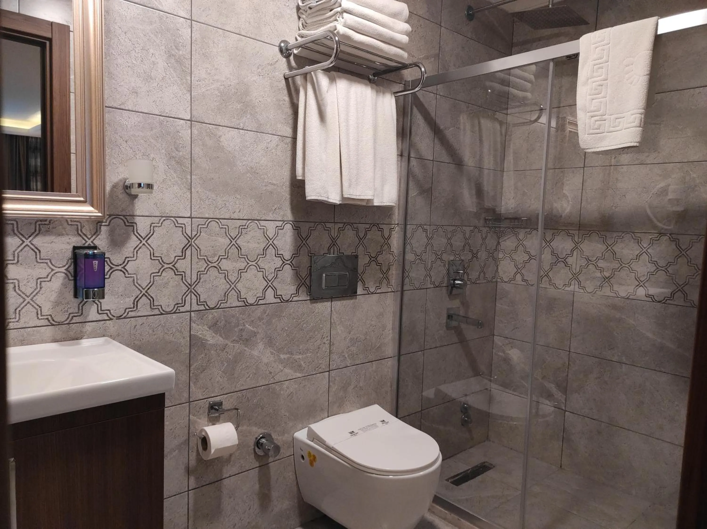 Bathroom in Magnaura House Hotel