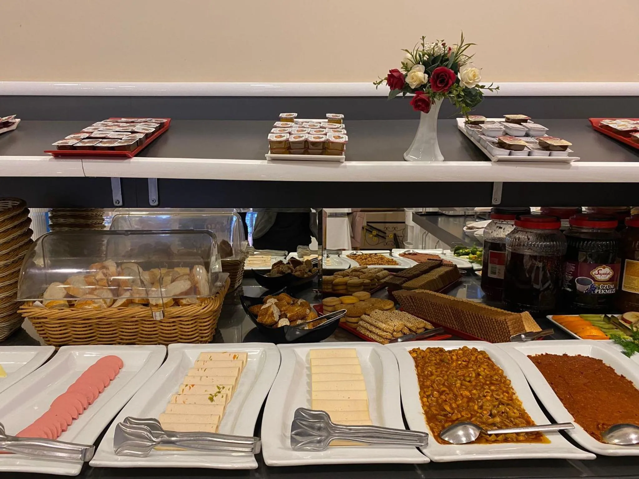 Buffet breakfast in Magnaura House Hotel