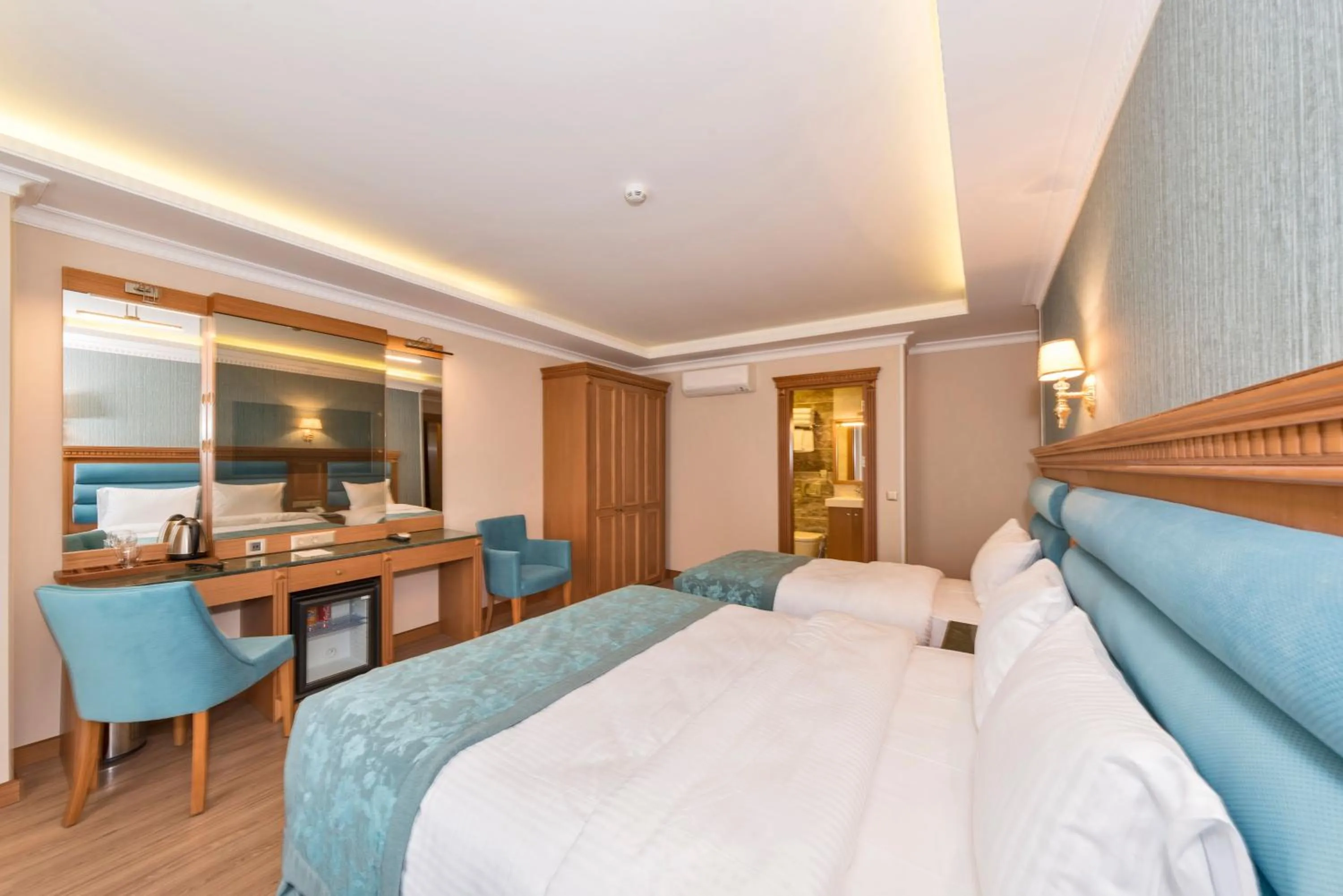 Photo of the whole room, Bed in Magnaura House Hotel