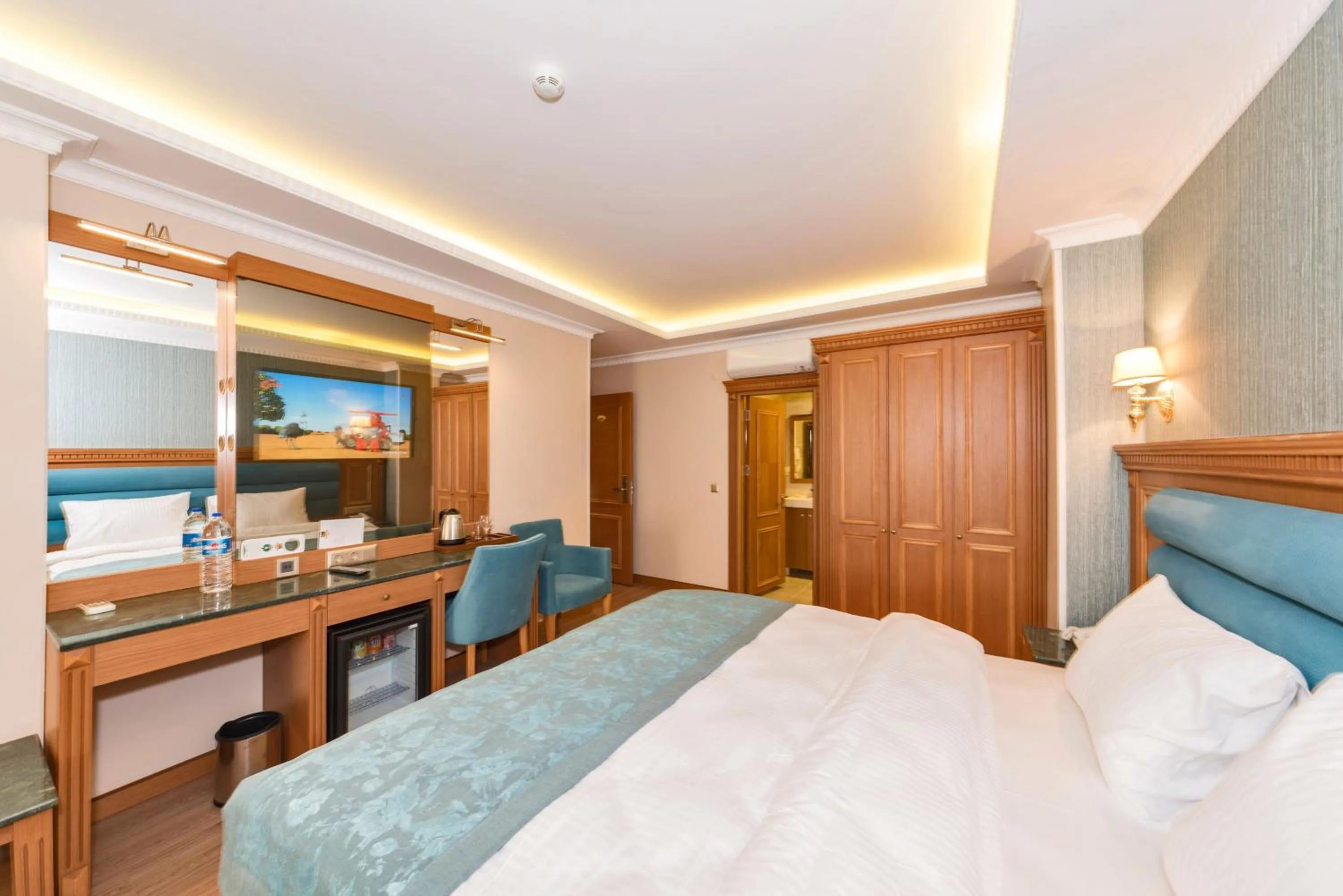 Photo of the whole room, Bed in Magnaura House Hotel