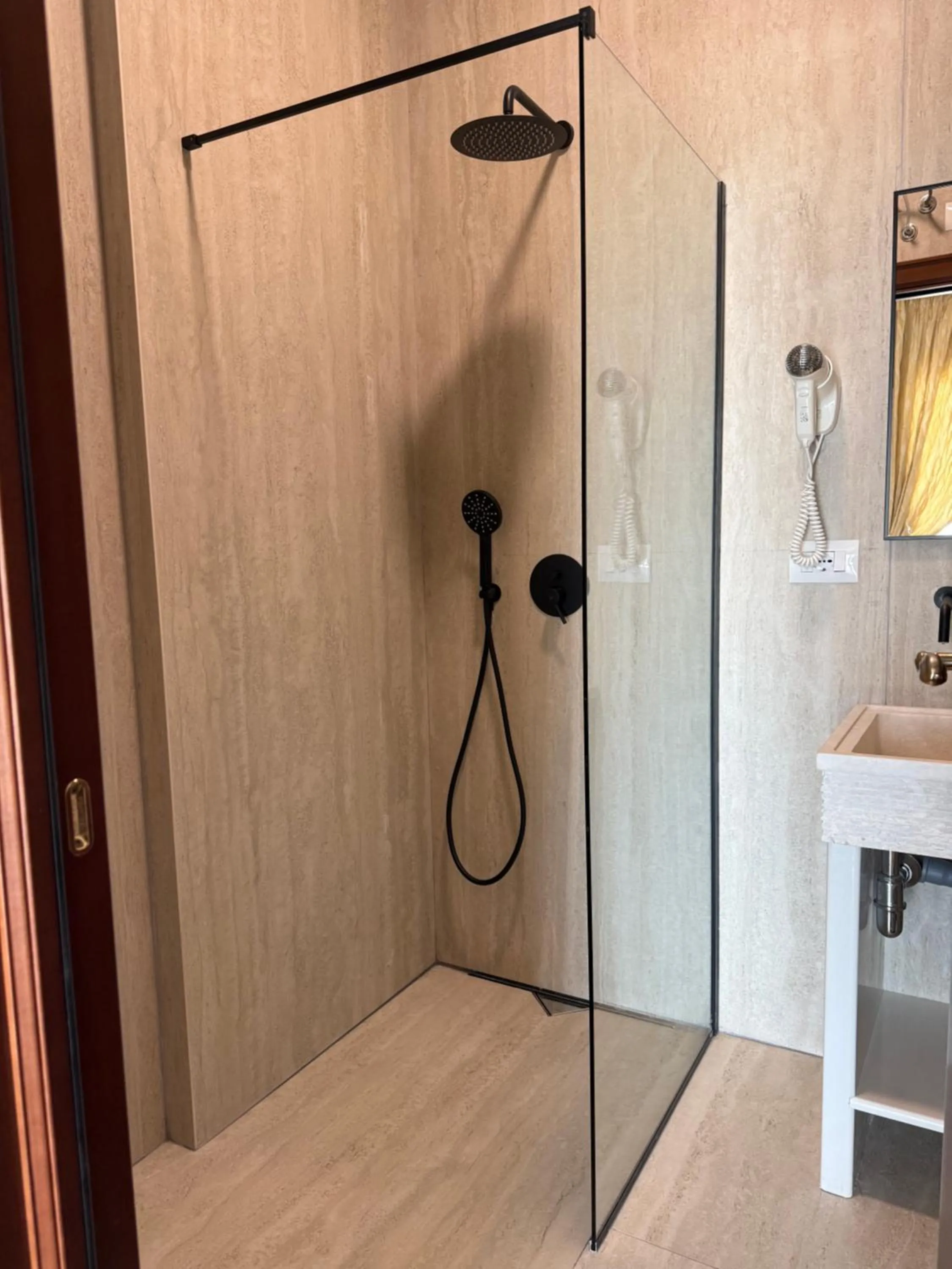 Fishta Hotel & Apartments