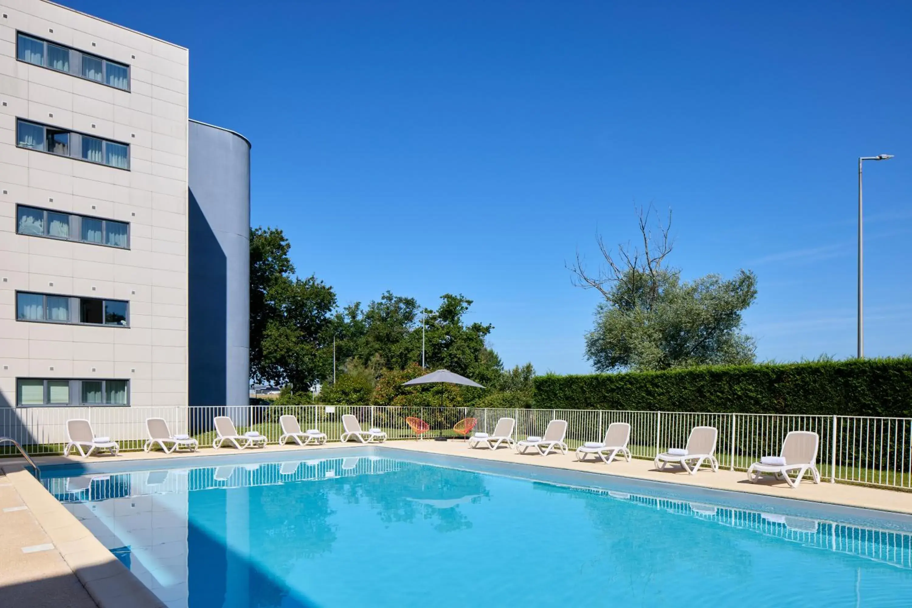 Swimming pool in Zenitude Hôtel-Résidences Bordeaux Aéroport Mérignac Swimming pool in Zenitude Hôtel-Résidences Bordeaux Aéroport Mérignac