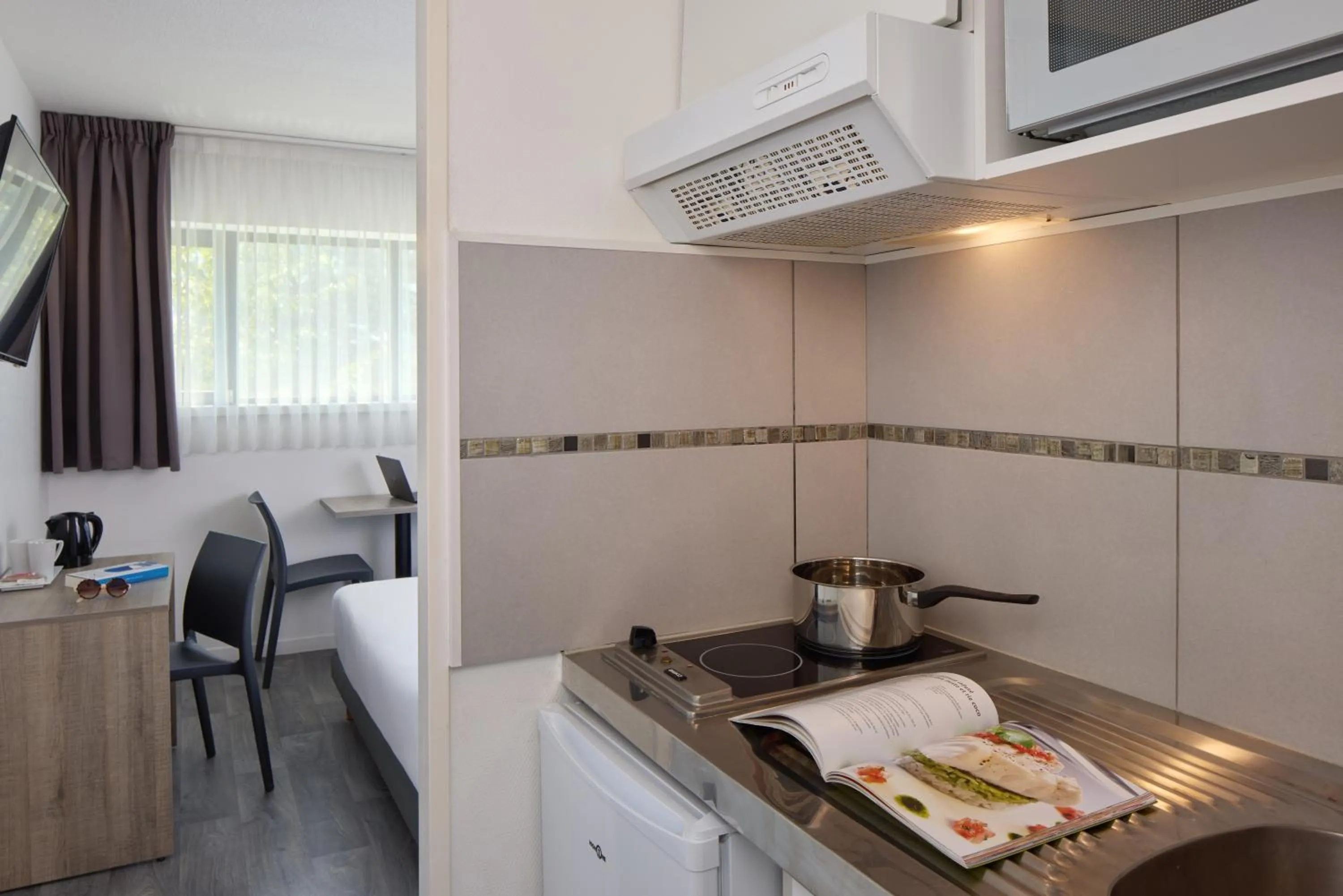 Kitchen or kitchenette in Zenitude Hôtel-Résidences Bordeaux Aéroport Mérignac