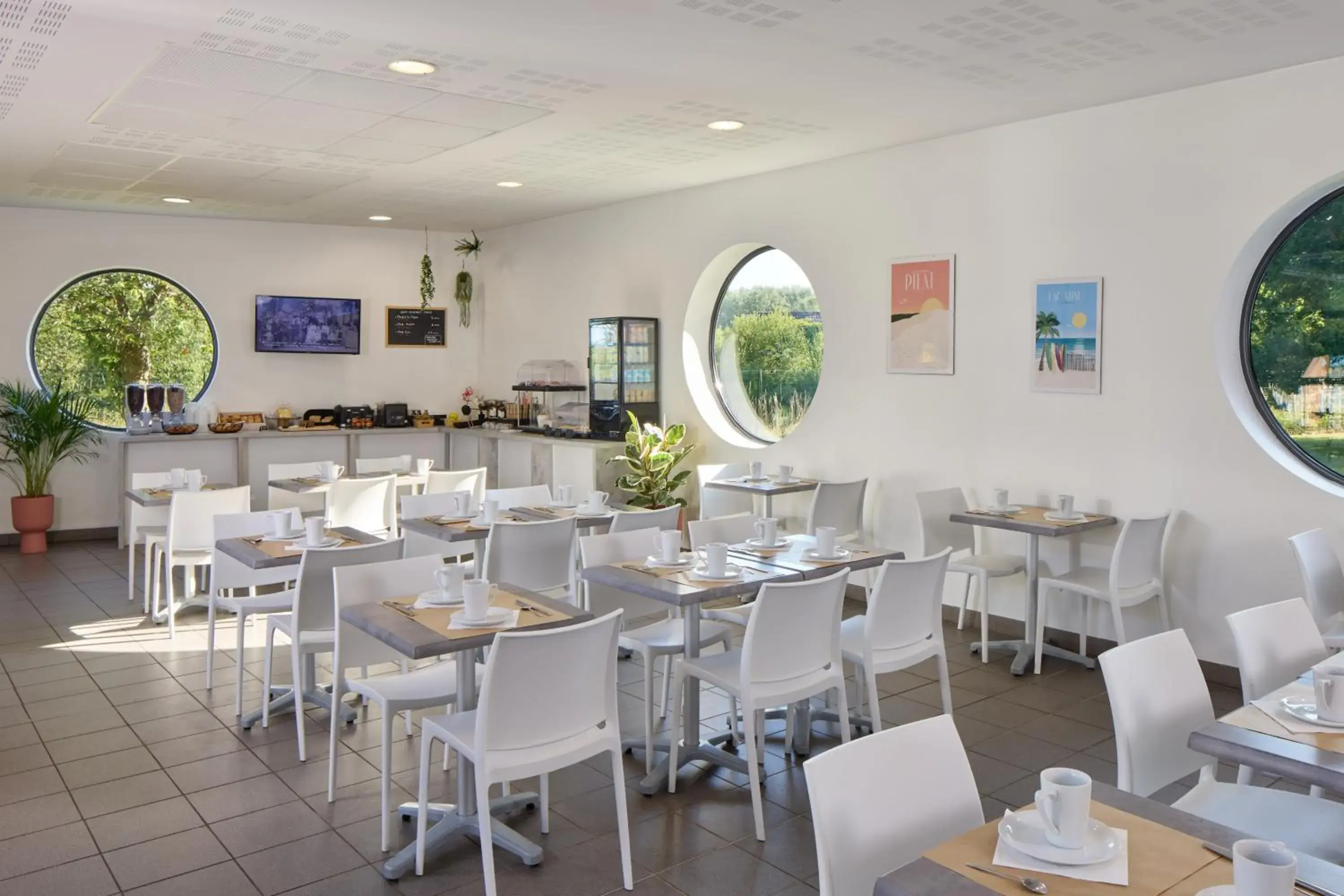 Buffet breakfast in Zenitude Hôtel-Résidences Bordeaux Aéroport Mérignac Buffet breakfast in Zenitude Hôtel-Résidences Bordeaux Aéroport Mérignac