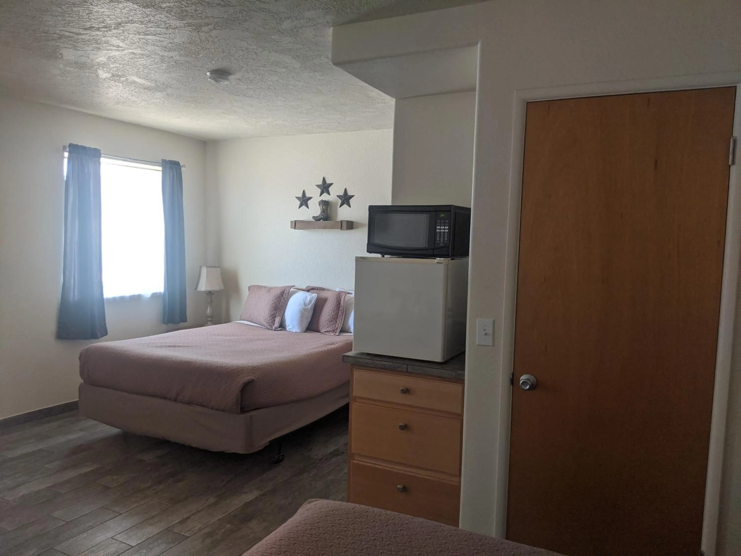 Bed in Little Daisy Motel