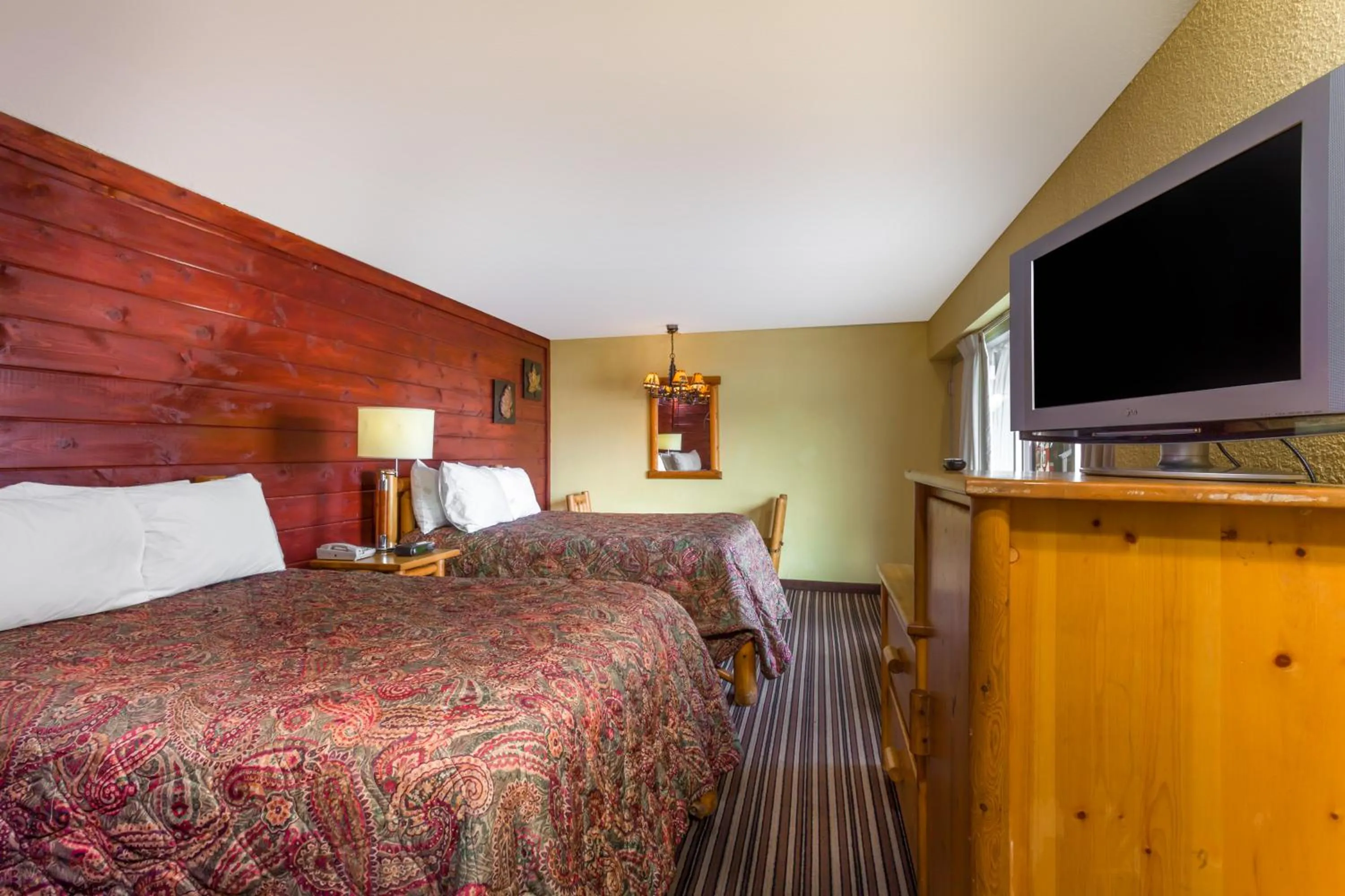 Bedroom, Bed in Lodge at Mill Creek Pigeon Forge
