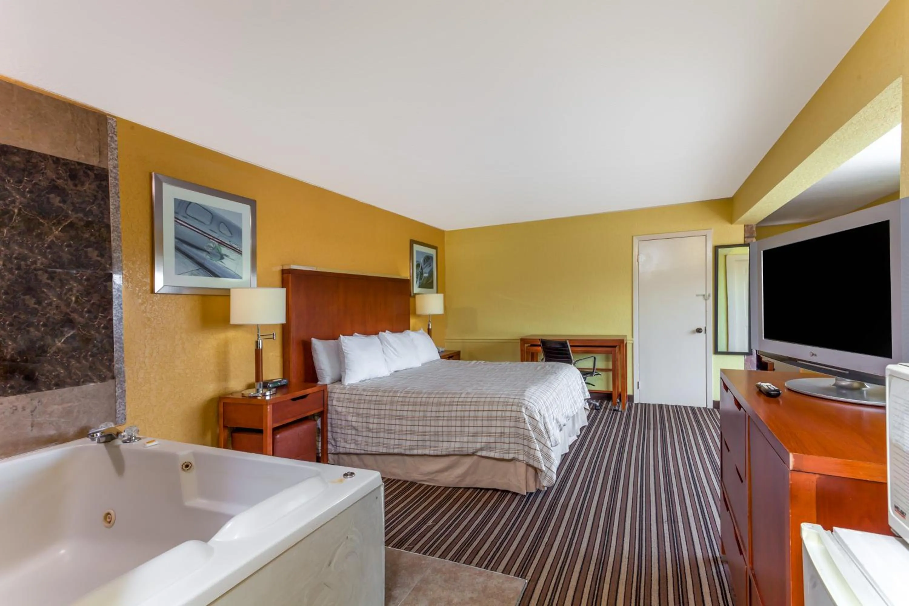 Photo of the whole room, Bed in Lodge at Mill Creek Pigeon Forge
