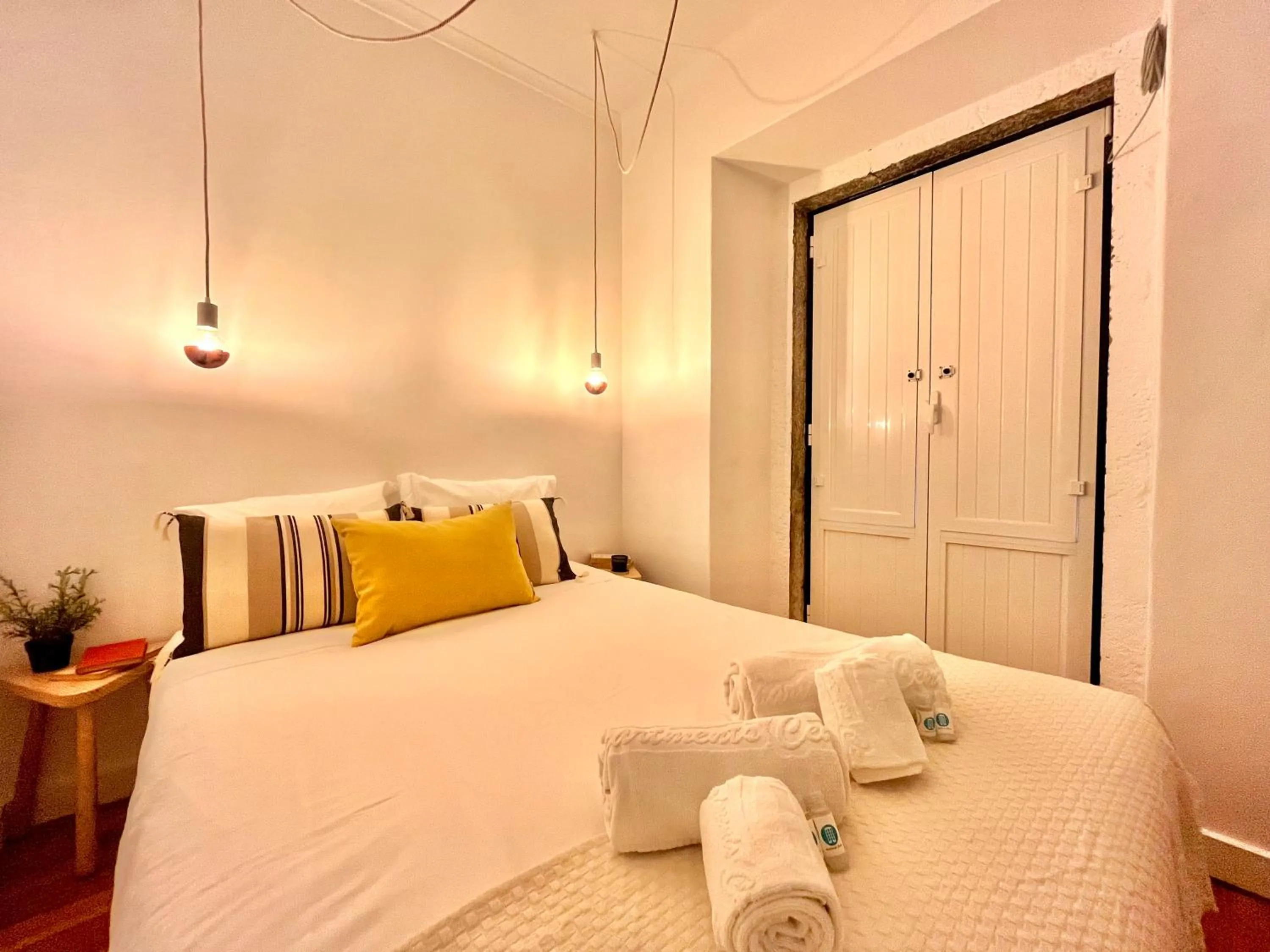 Bed in Apartments Center Castelo de São Jorge