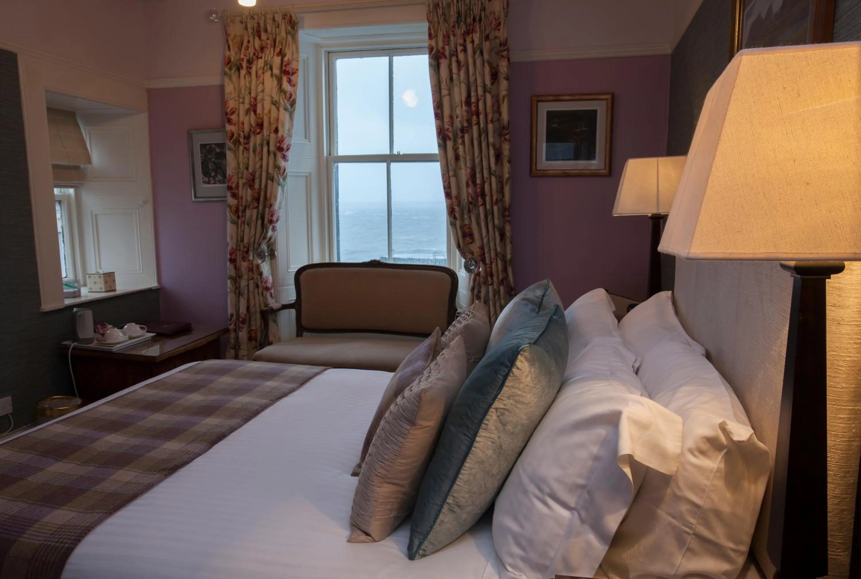 Bedroom, Bed in Port Charlotte Hotel