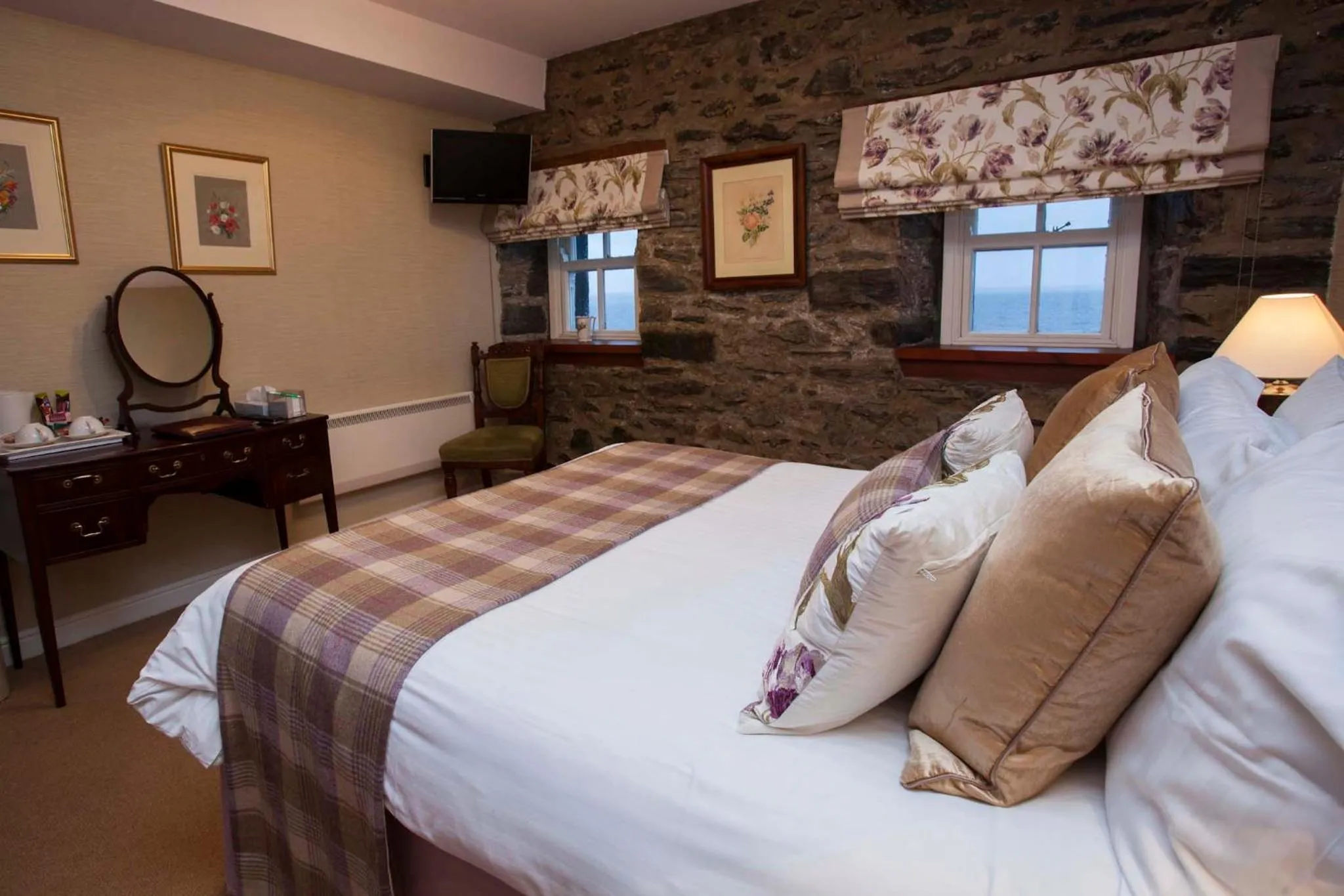 Bedroom, Bed in Port Charlotte Hotel