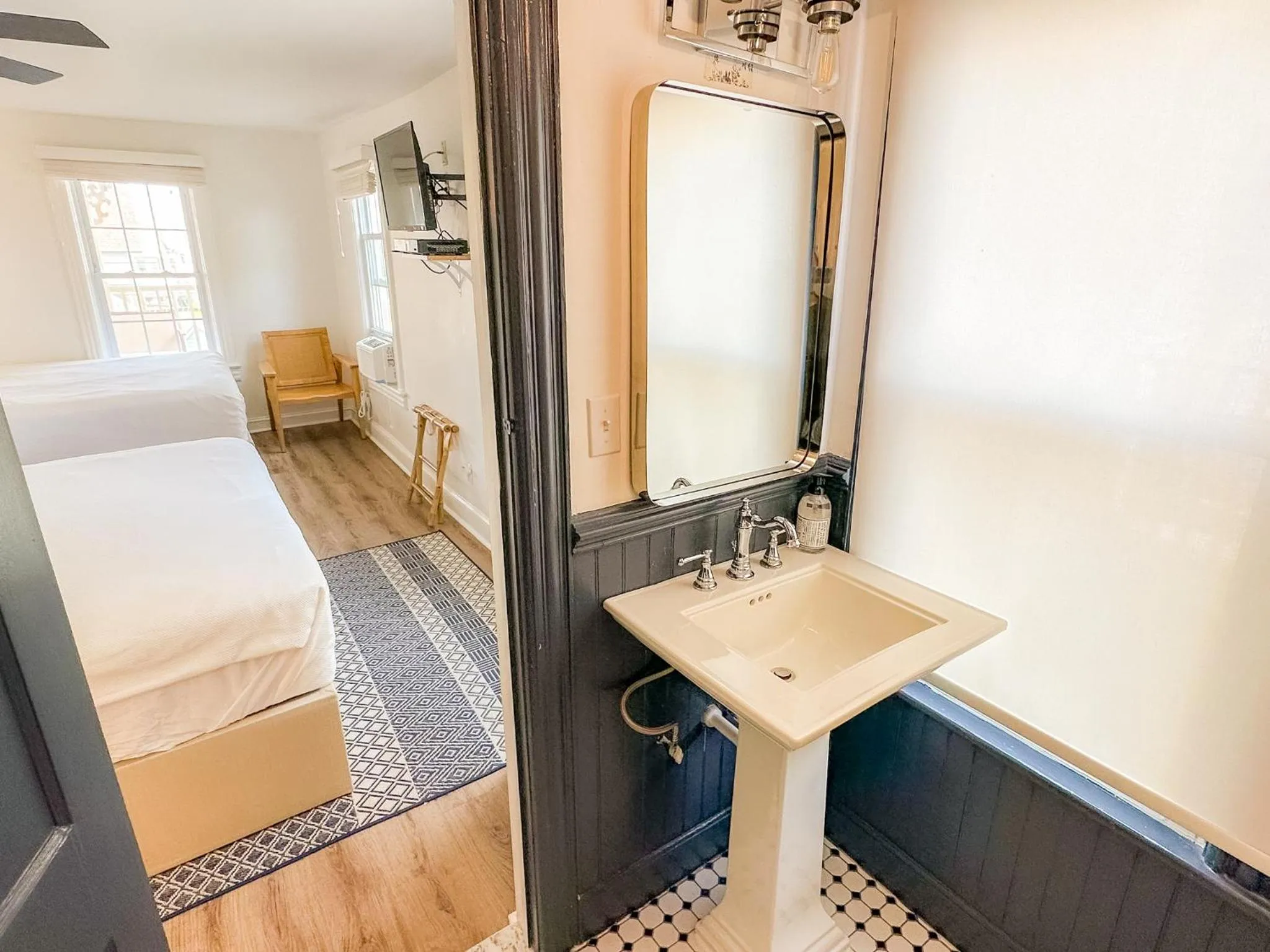 Bathroom, Bed in Beachliner Hotel