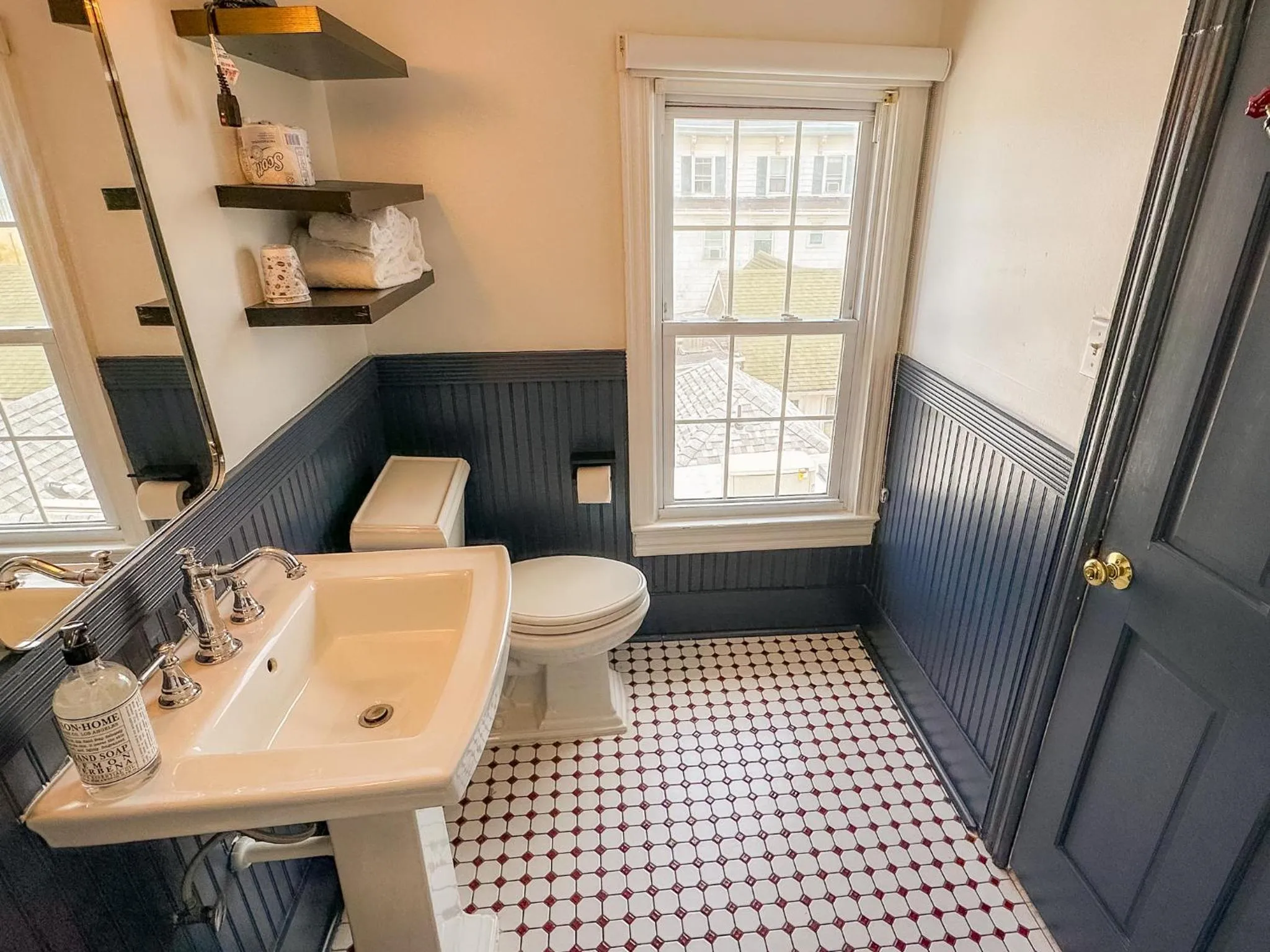 Bathroom in Beachliner Hotel