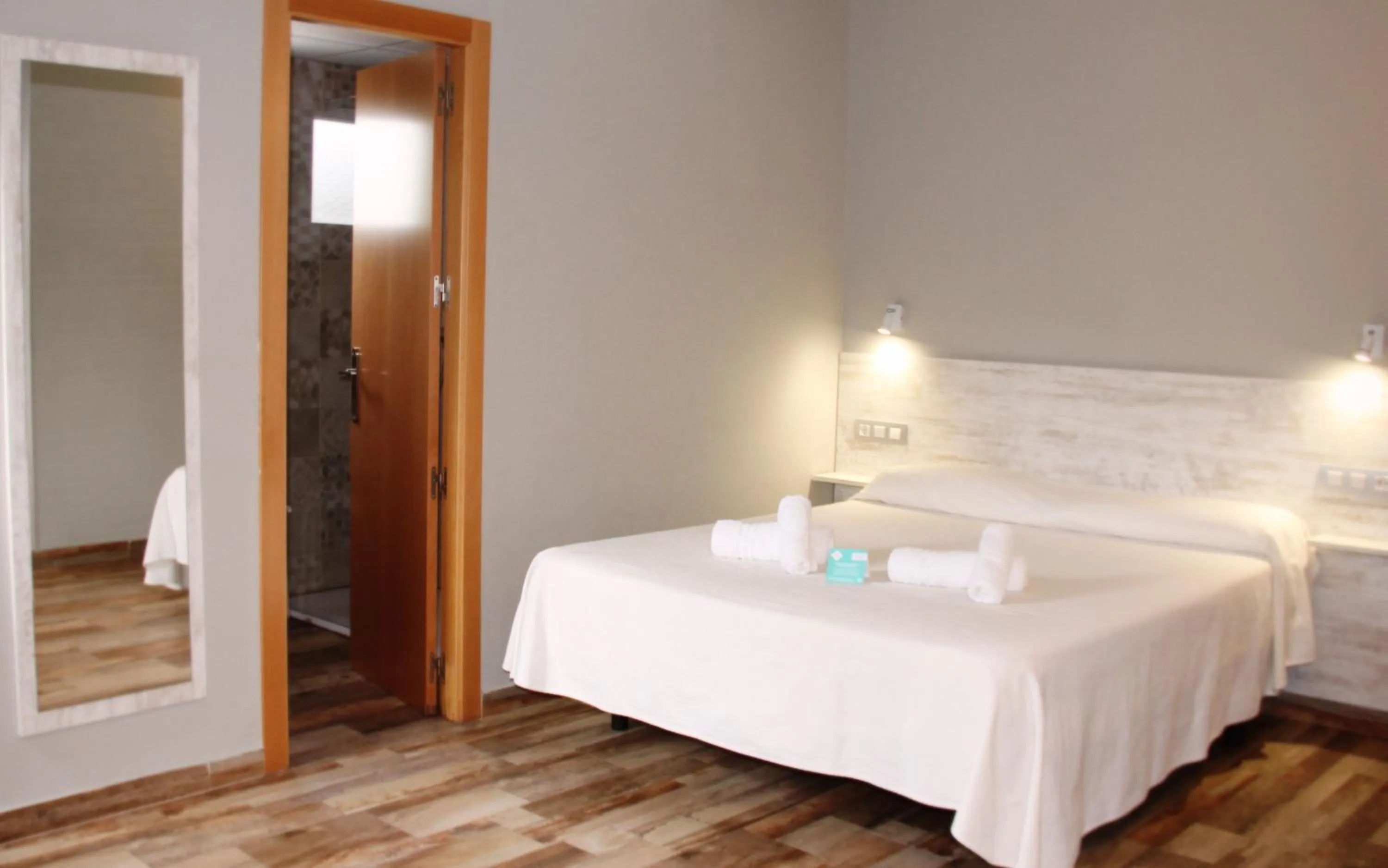 Photo of the whole room, Bed in Te Maná Hotel