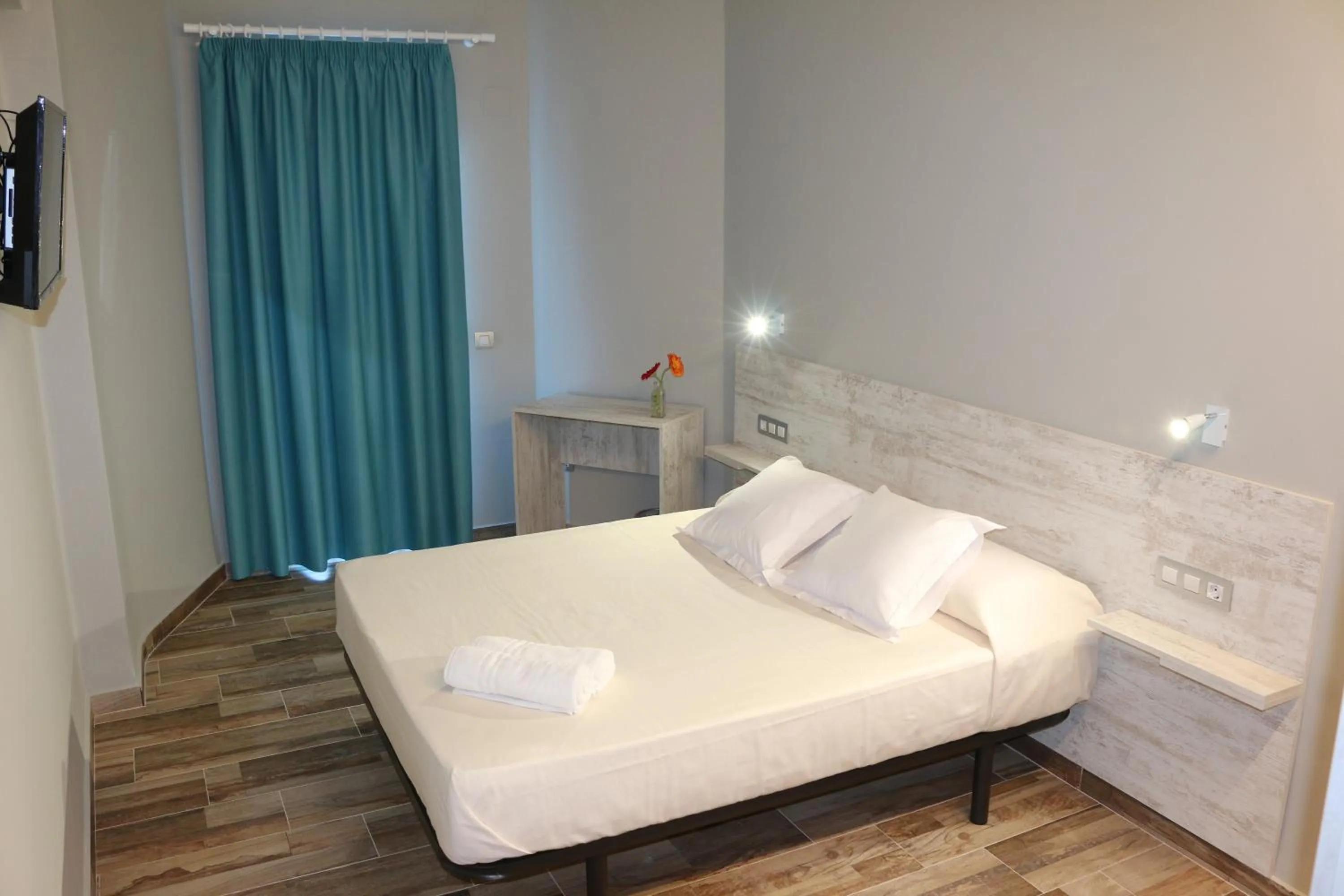 Photo of the whole room, Bed in Te Maná Hotel