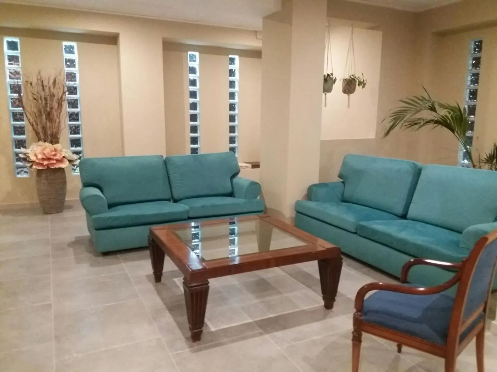 Communal lounge/ TV room in Te Maná Hotel