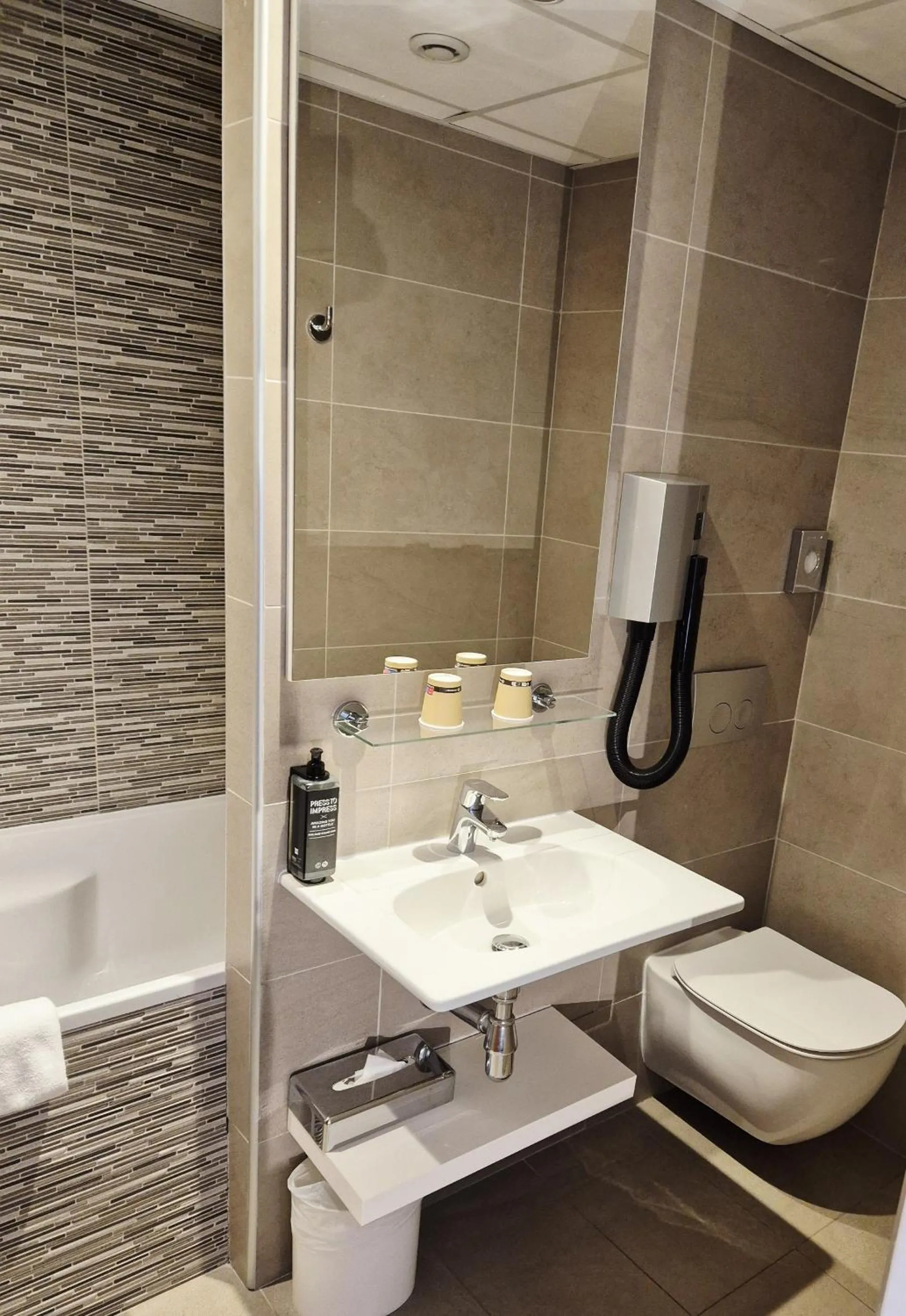 Bath in Hôtel Morphée Lille Villeneuve d'Ascq