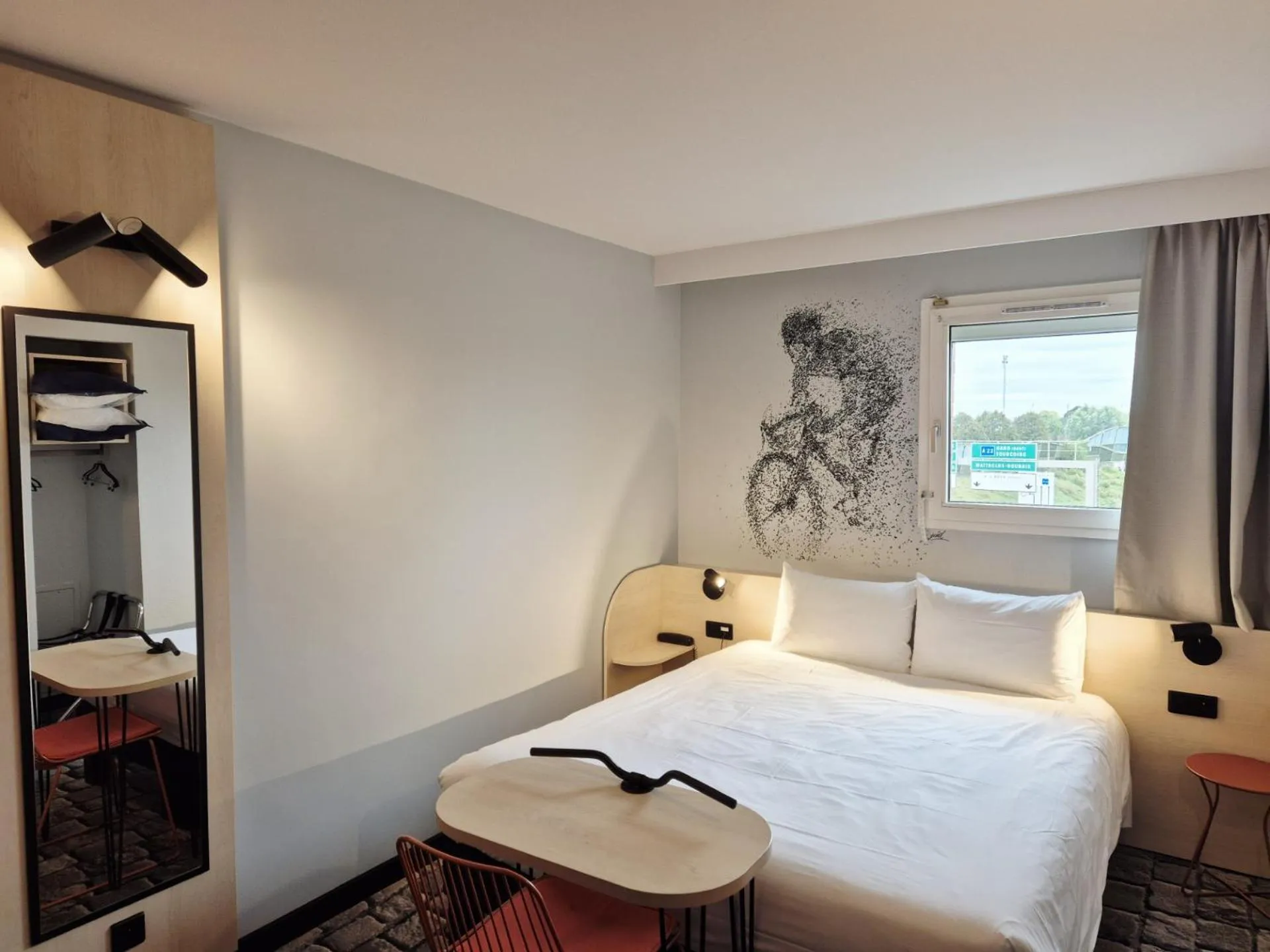 Photo of the whole room, Bed in Hôtel Morphée Lille Villeneuve d'Ascq