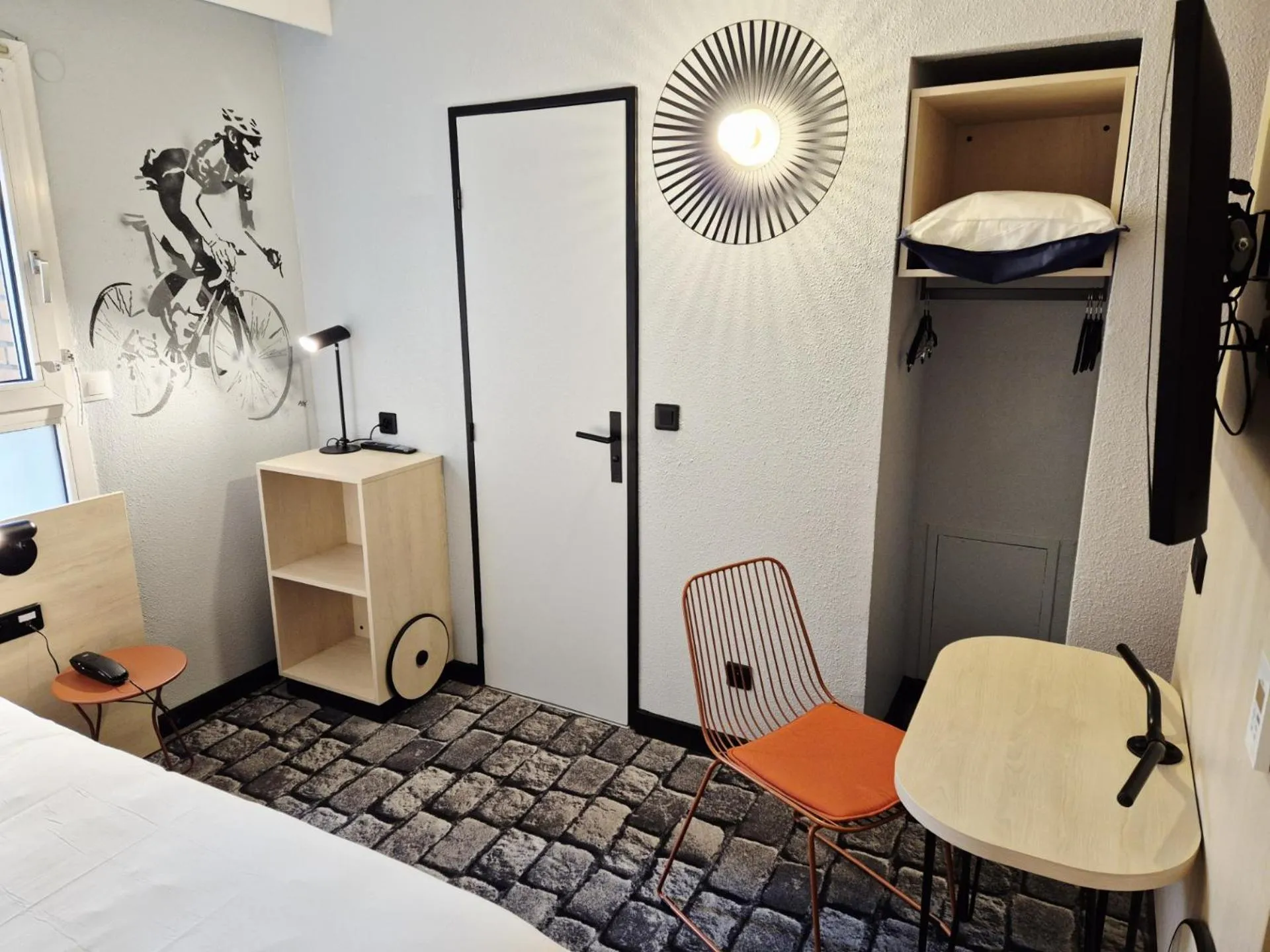 Photo of the whole room, Bed in Hôtel Morphée Lille Villeneuve d'Ascq