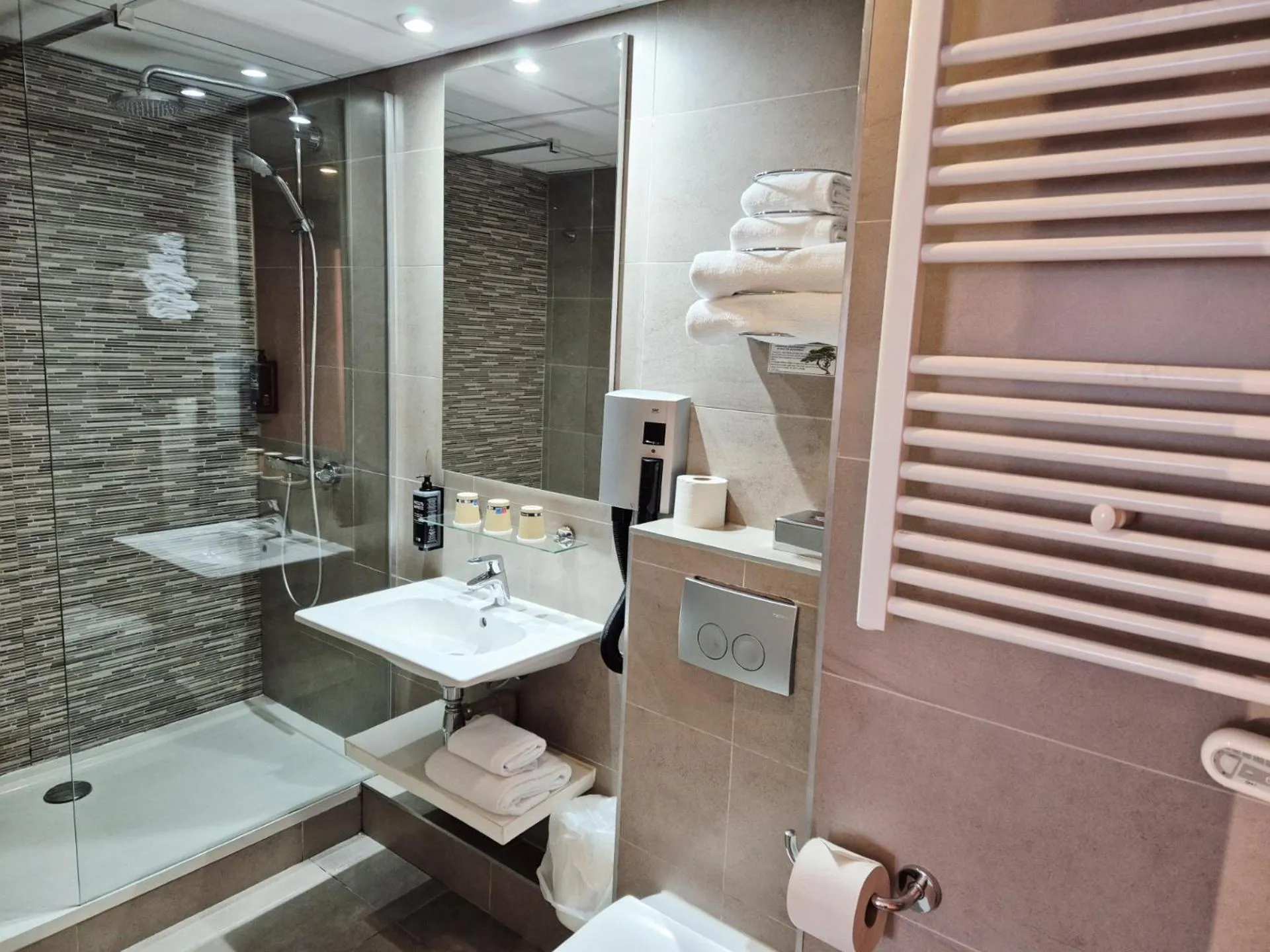 Shower in Hôtel Morphée Lille Villeneuve d'Ascq