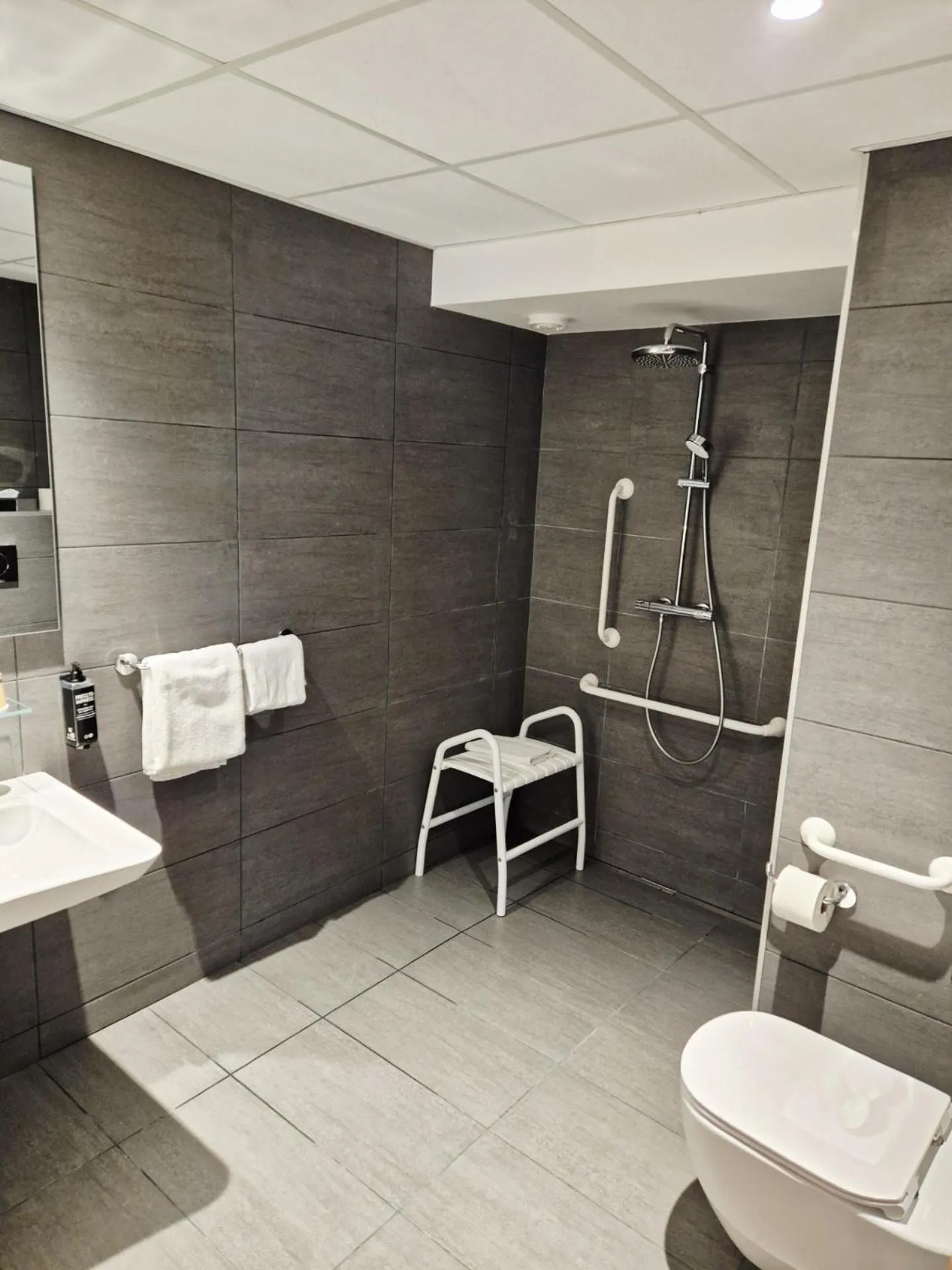 Shower in Hôtel Morphée Lille Villeneuve d'Ascq